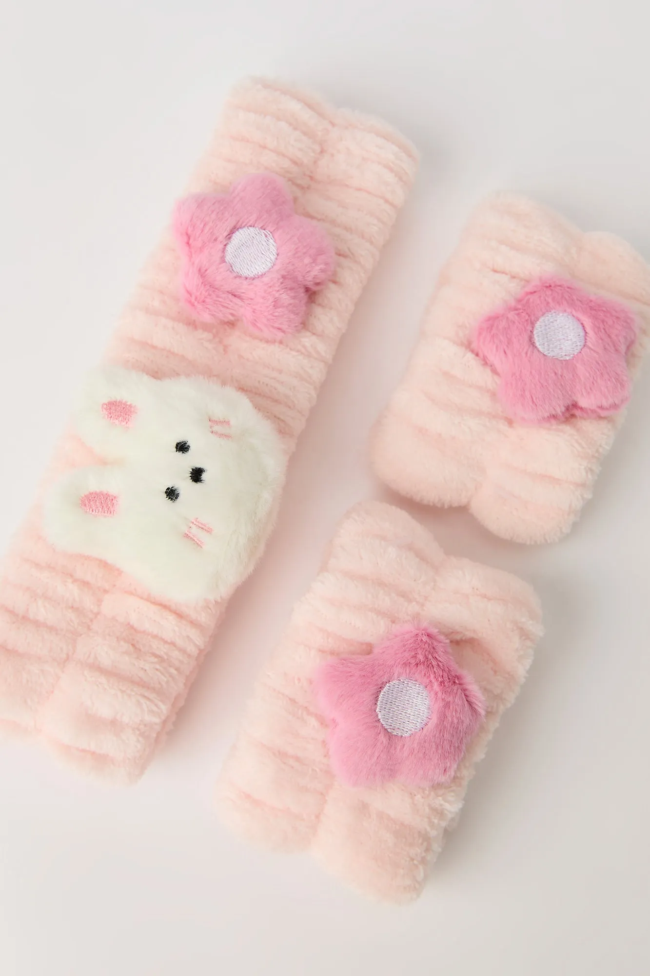 Bandeau et poignets en peluche avec boucle en forme de personnage sold by Urban Planet product image thumbnail 2