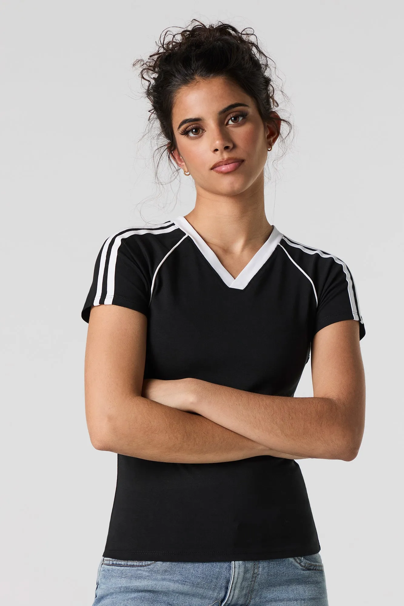 T-shirt à col en V et rayures contrastantes sold by Urban Planet product image thumbnail 4
