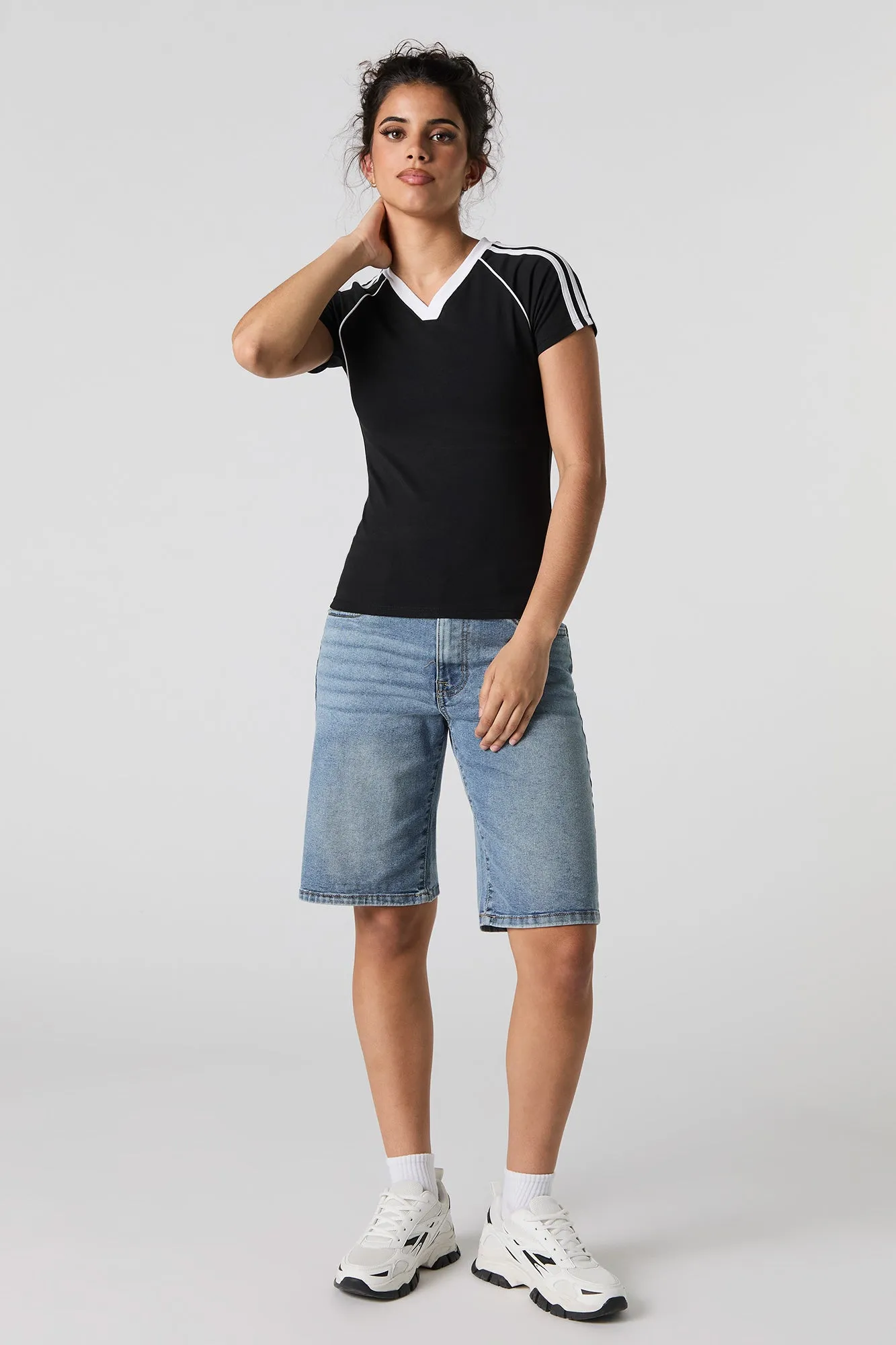 T-shirt à col en V et rayures contrastantes sold by Urban Planet product image thumbnail 5