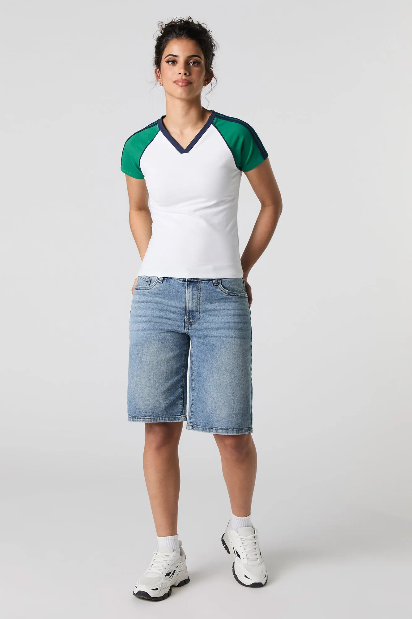 T-shirt à col en V et rayures contrastantes sold by Urban Planet product image thumbnail 3
