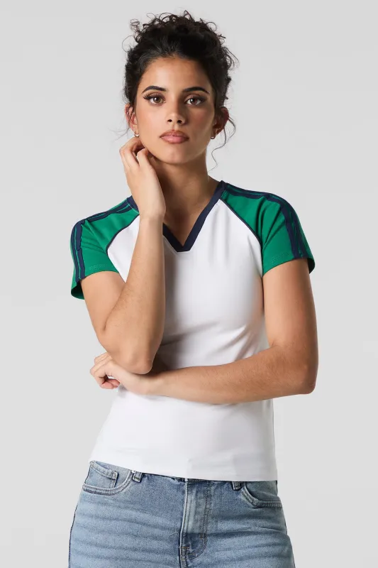 T-shirt à col en V et rayures contrastantes sold by Urban Planet