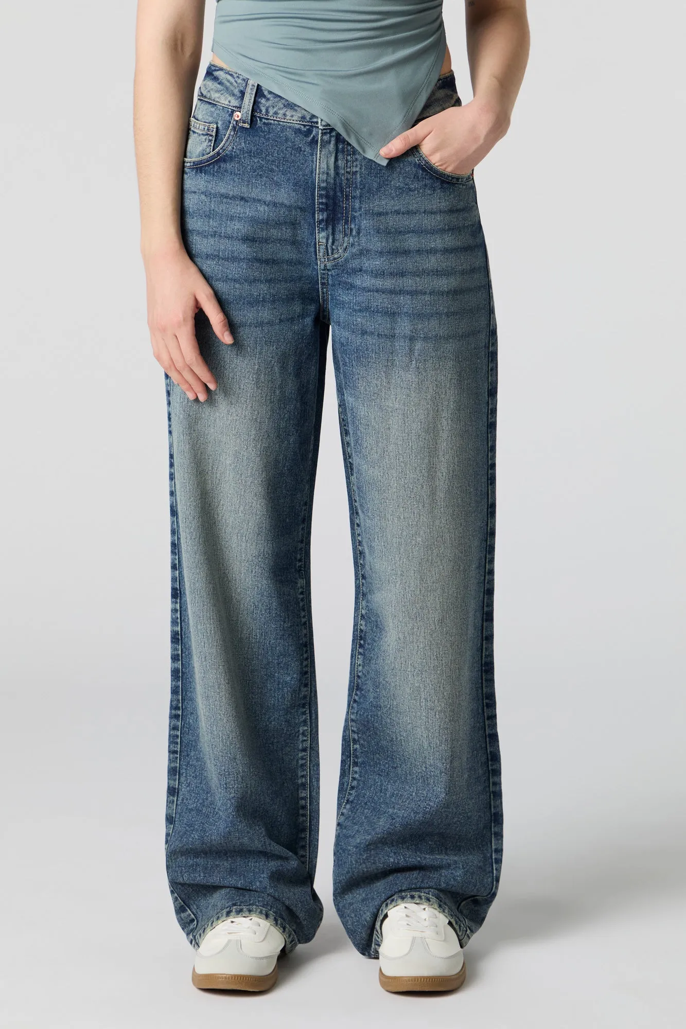 Jean rigide à jambe large et taille haute délavé moyen vintage sold by Urban Planet product image thumbnail 2