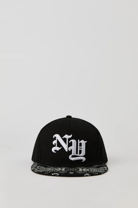 Chapeau à bouton-pression à imprimé bandana et broderie NY sold by Urban Planet