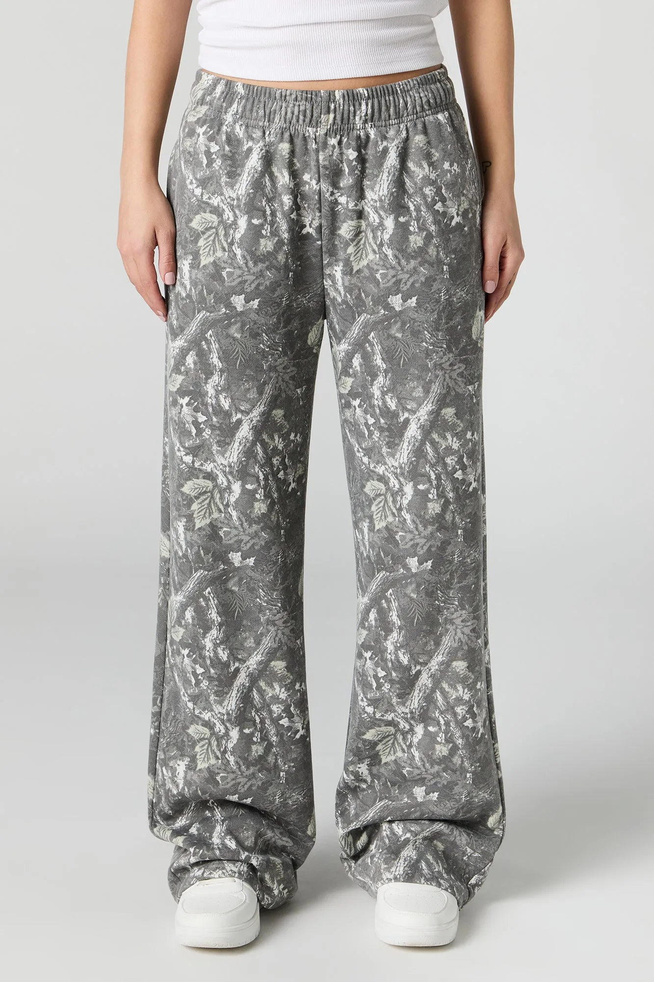 Pantalon d'entraînement à jambe large en molleton avec motif camouflage sold by Urban Planet product image thumbnail 2