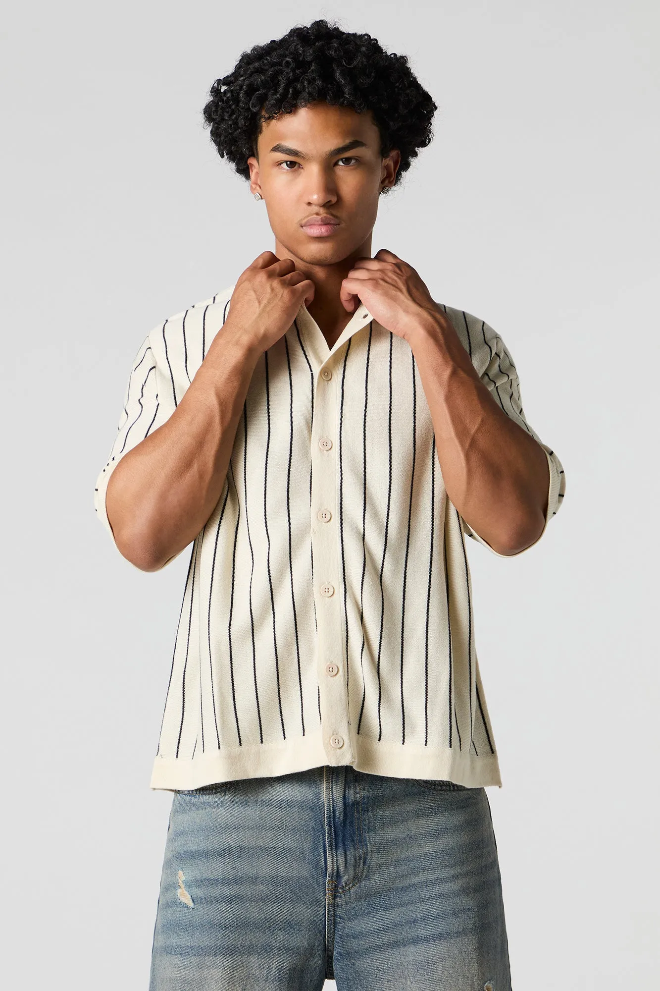 Haut boutonné en tricot rayé sold by Urban Planet