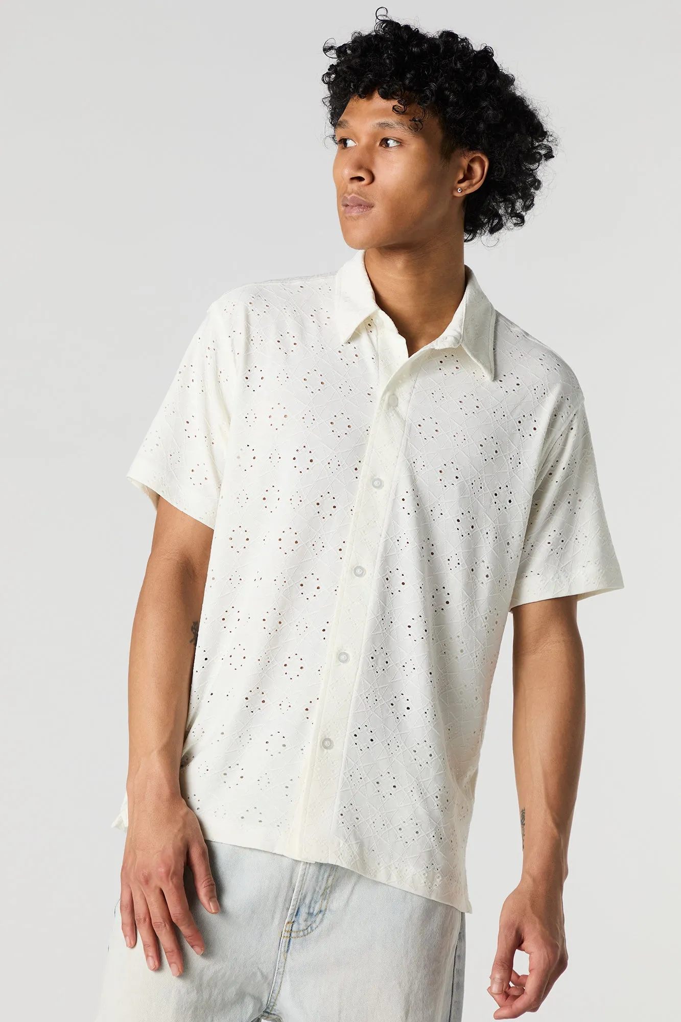 Haut en broderie anglaise boutonné à manche courte sold by Urban Planet