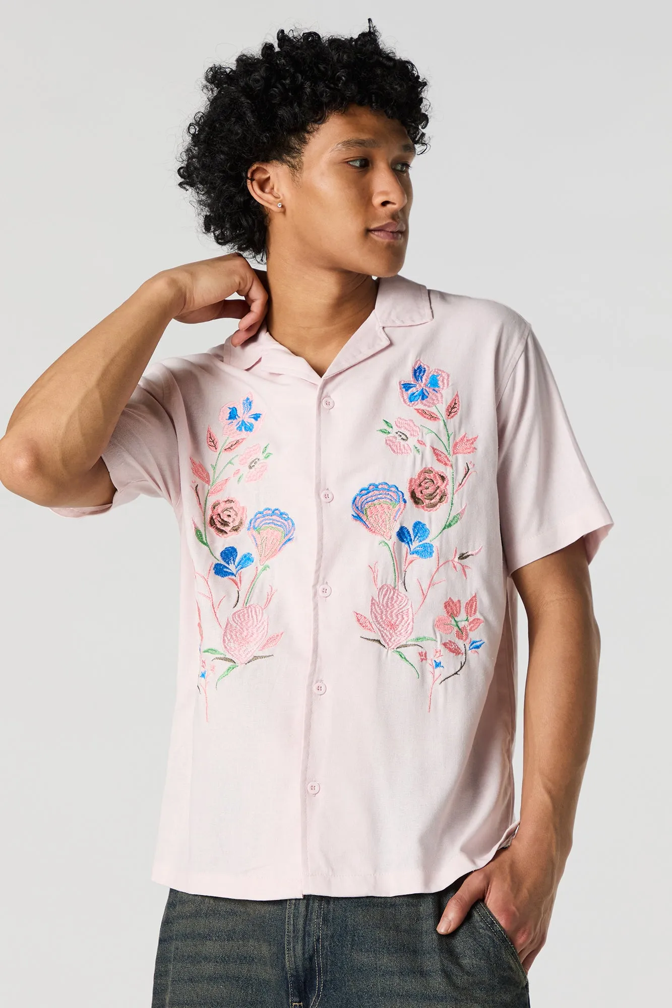 Haut boutonné en mélange de lin à broderie florale sold by Urban Planet