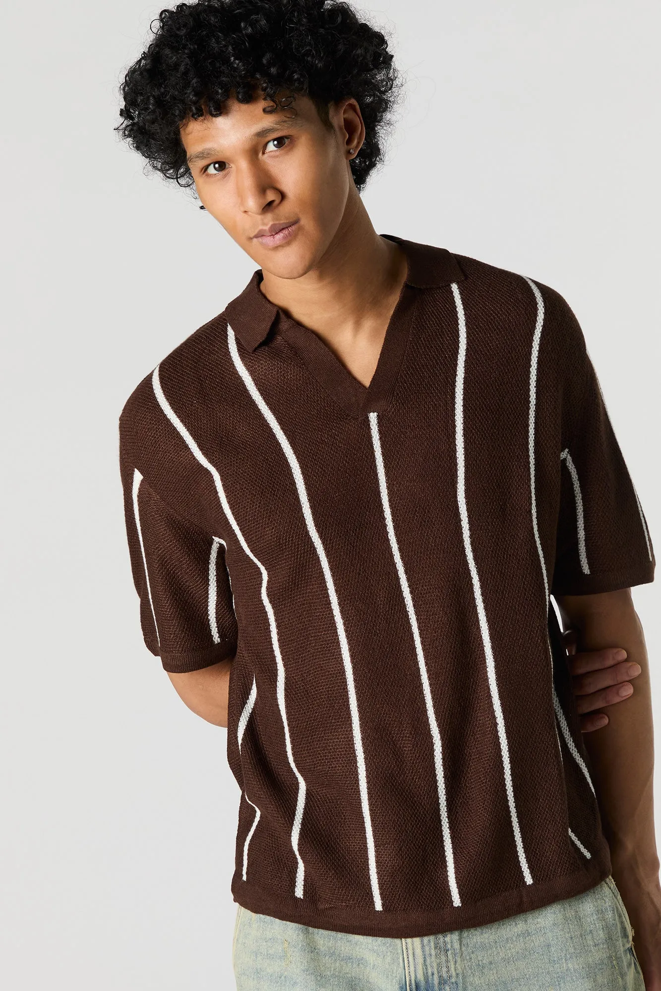 Polo en tricot texturé à rayures verticales sold by Urban Planet