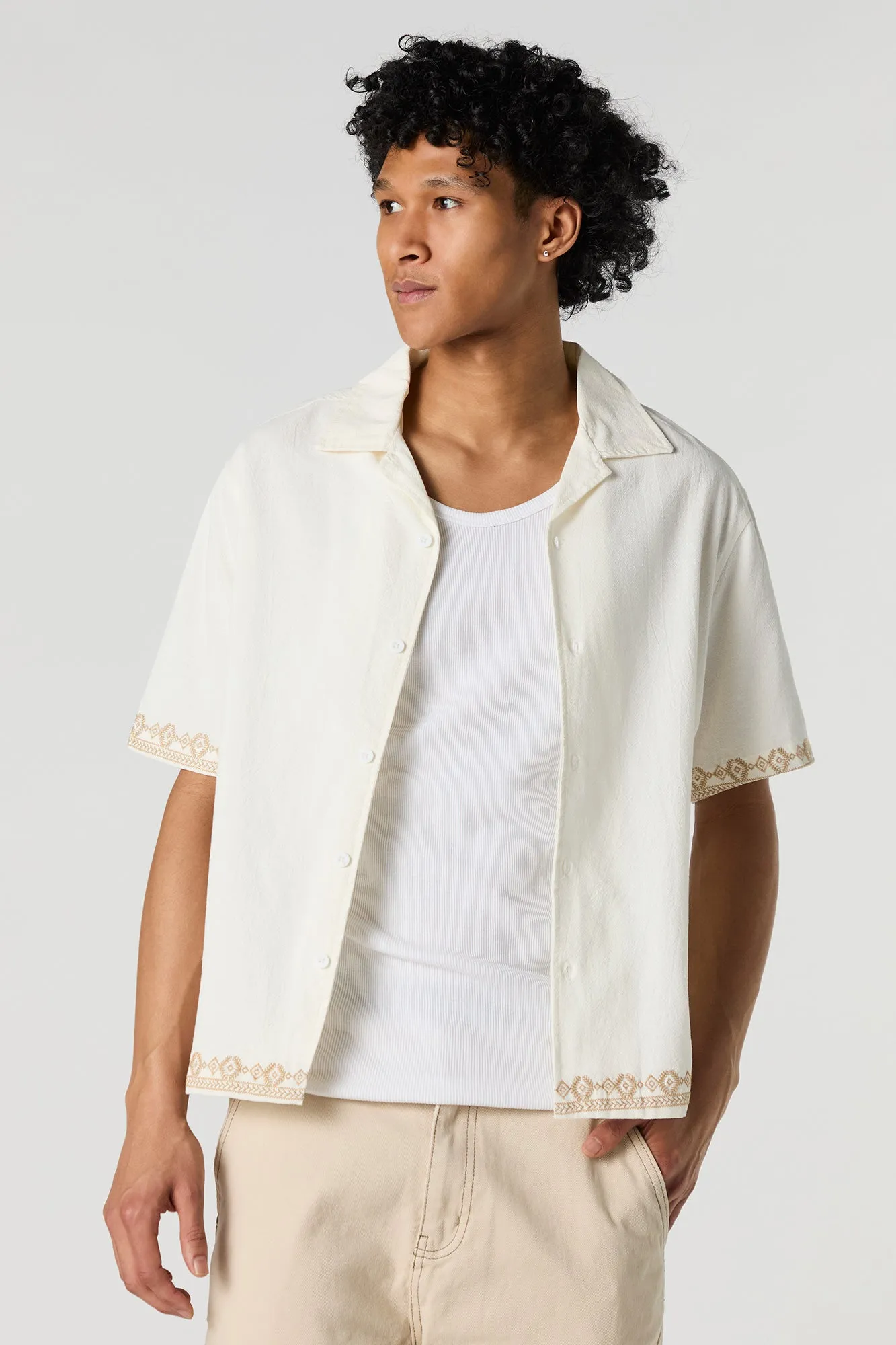 Haut texturé boutonné à bordure brodée sold by Urban Planet