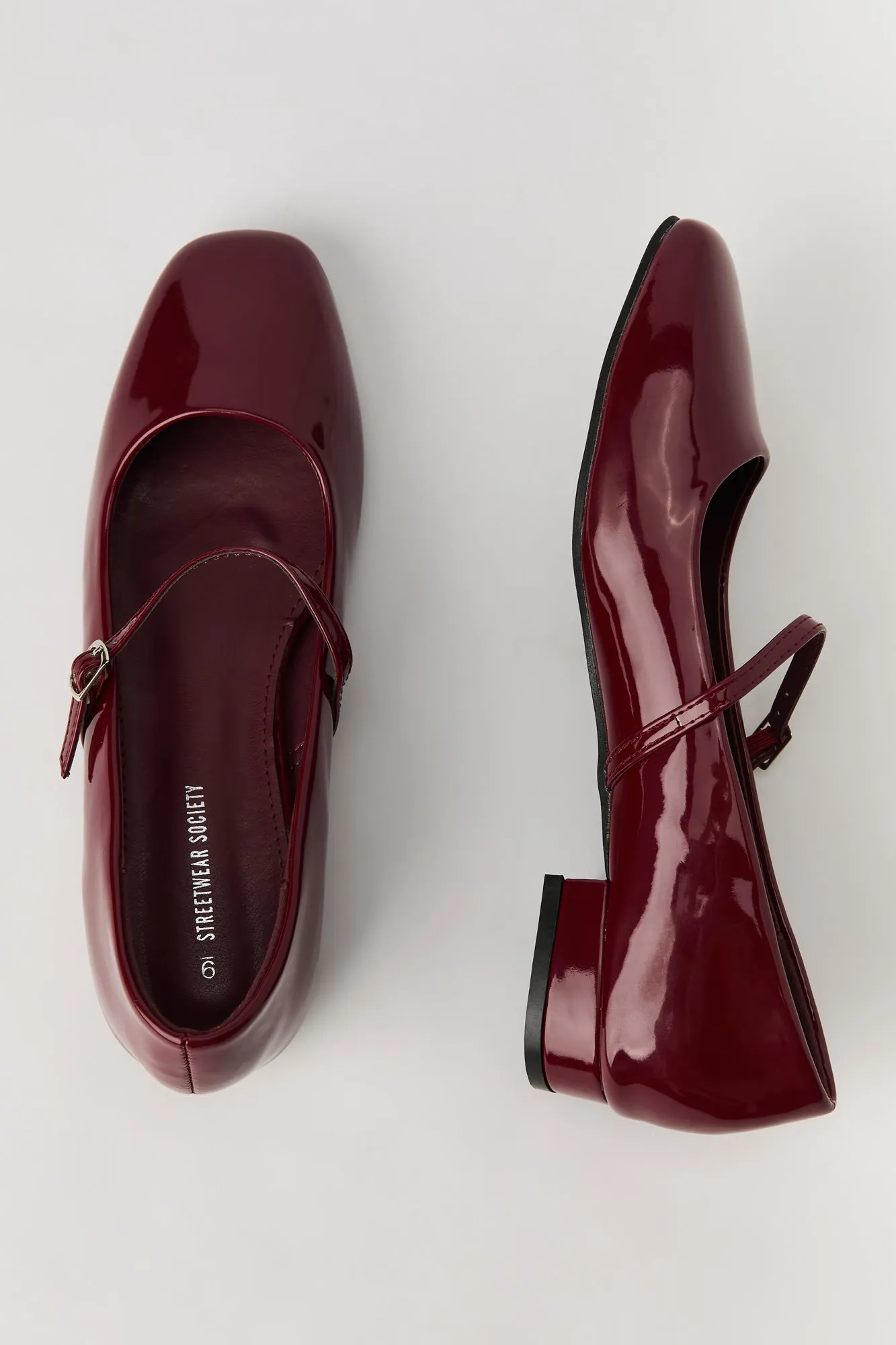 Ballerines à talons plats en similicuir vernis sold by Urban Planet