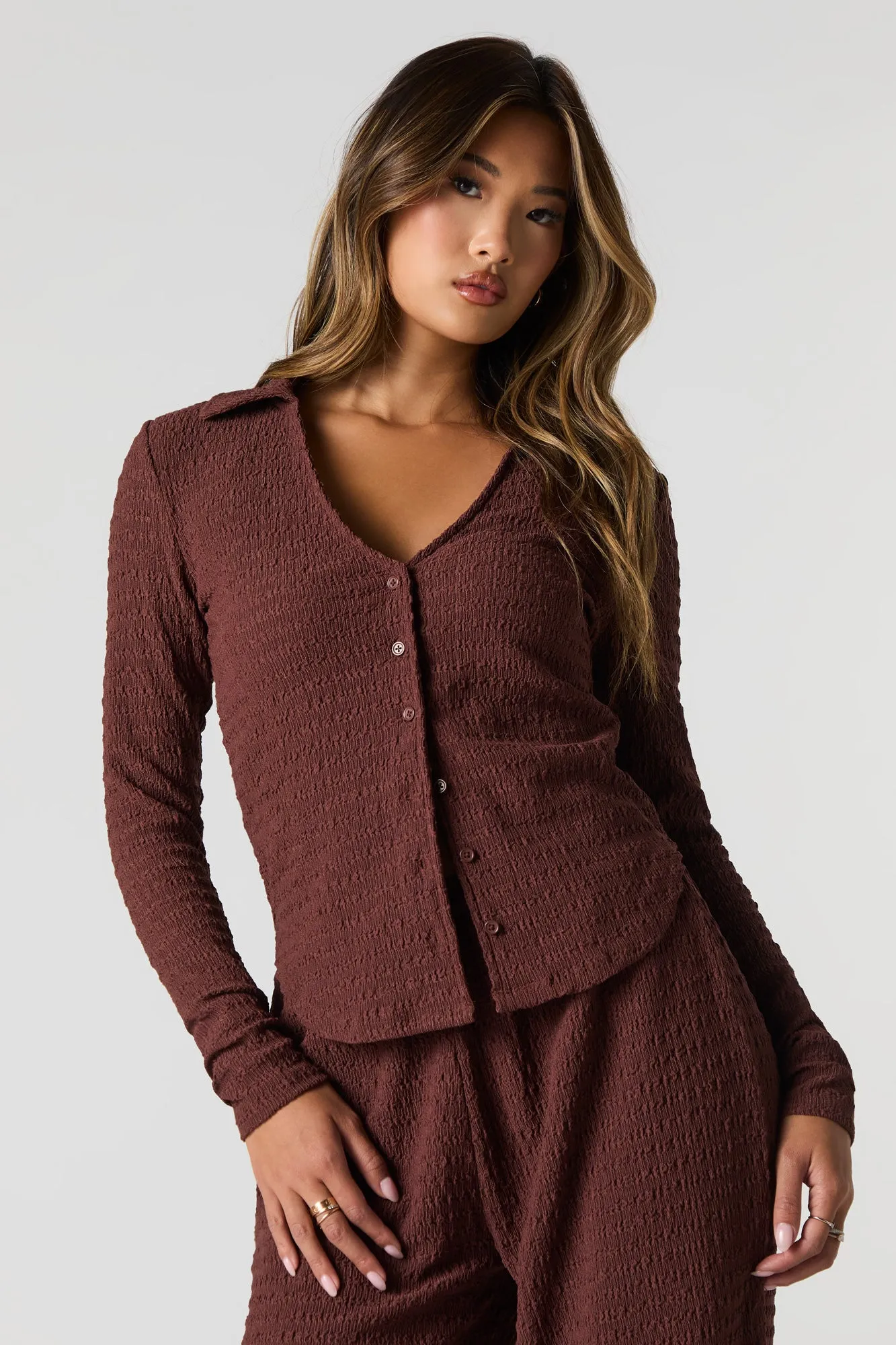 Haut texturé boutonné à manche longue sold by Urban Planet