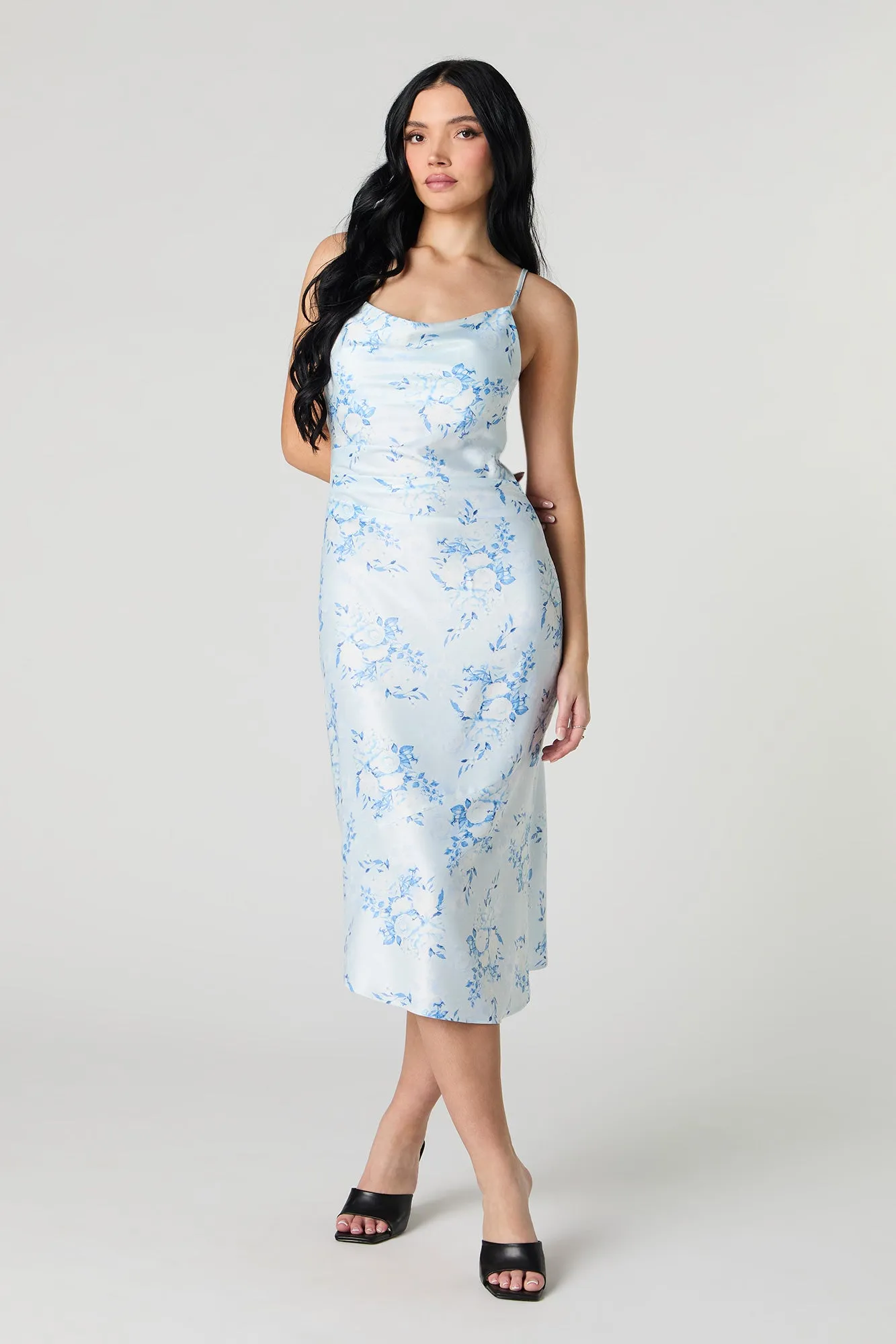 Robe midi à enfiler en satin avec col châle sold by Urban Planet