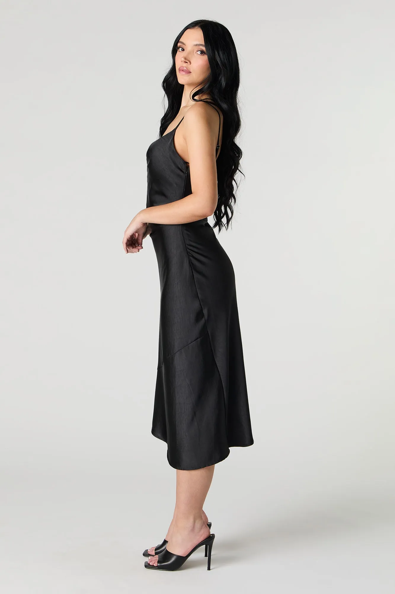 Robe midi à enfiler en satin avec col châle sold by Urban Planet product image thumbnail 5