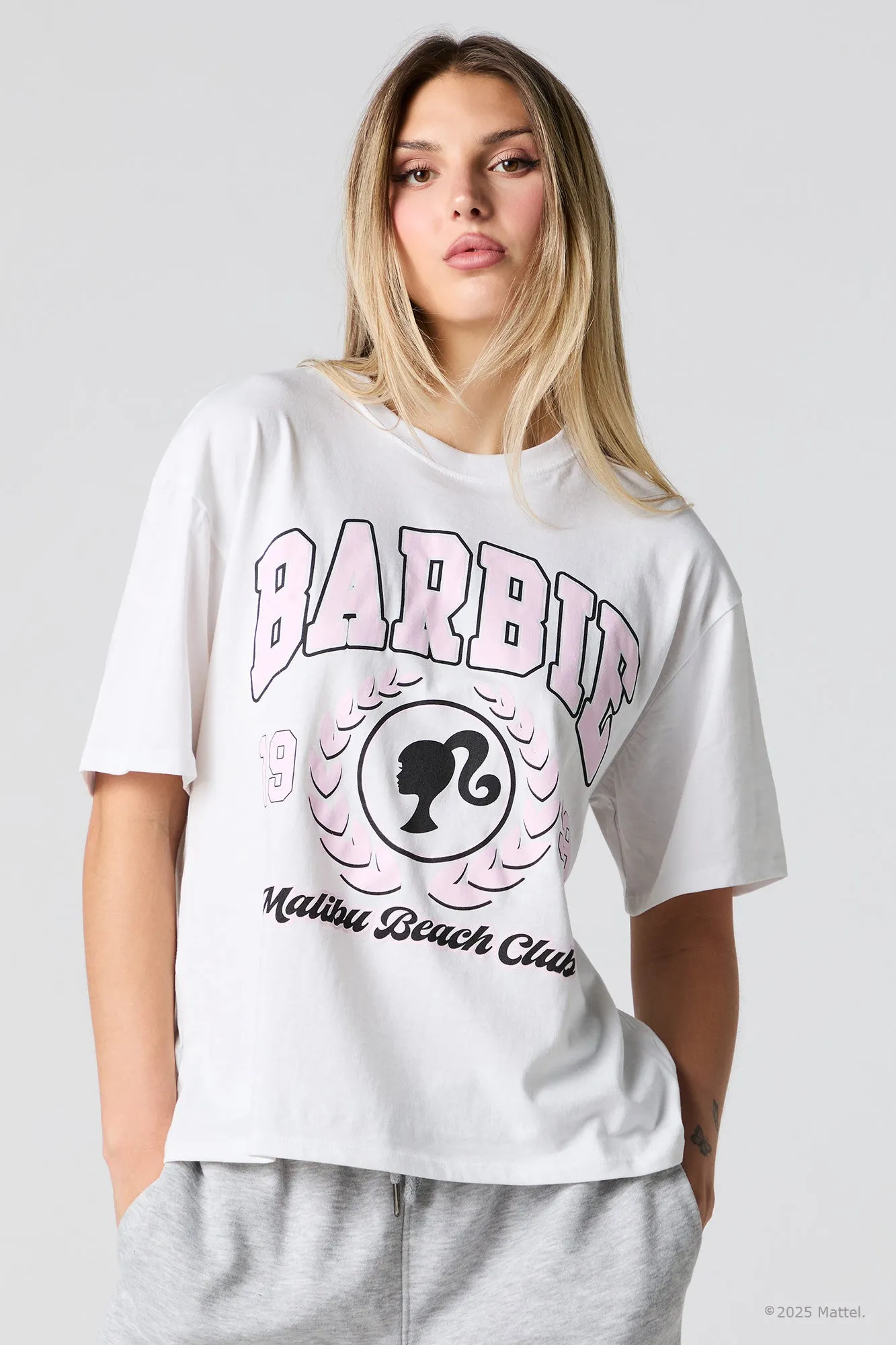 T-shirt coupe garçonne à imprimé Barbie™ sold by Urban Planet