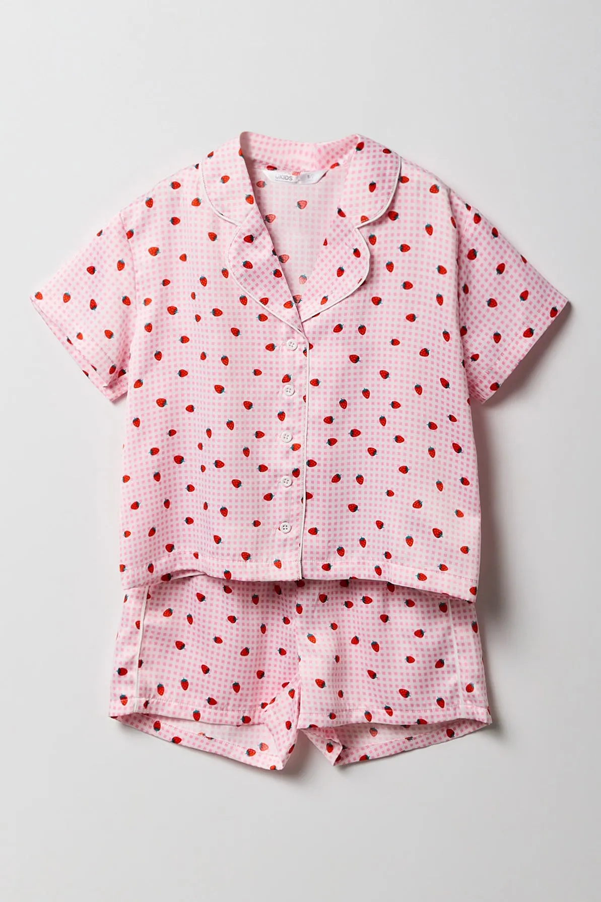 Ensemble pyjama avec haut boutonné et short en satin sold by Urban Planet