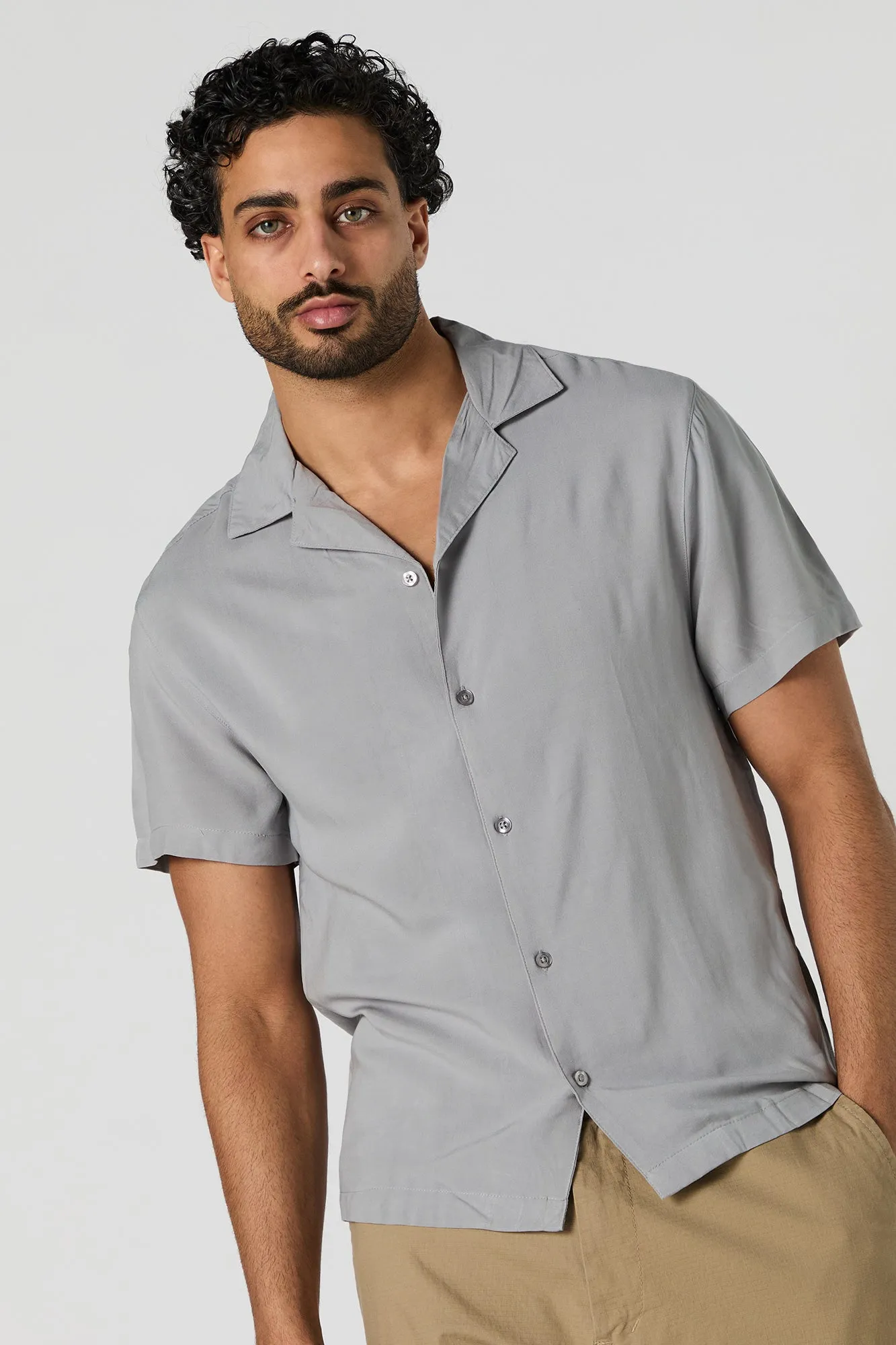 Haut boutonné uni à manches courtes sold by Urban Planet