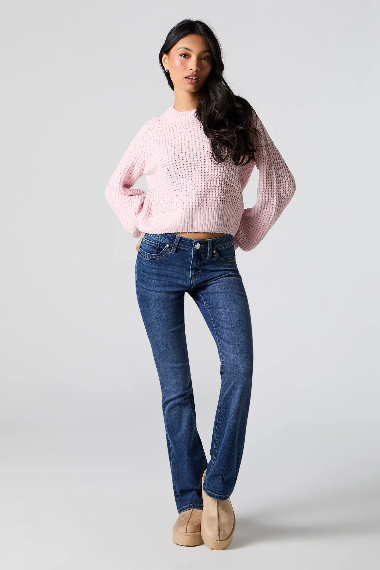 Jean évasé extensible remonte-fesses taille basse lavé foncé sold by Urban Planet