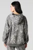 Haut à capuchon en molleton surdimensionné camouflage à broderie Darling sold by Urban Planet
