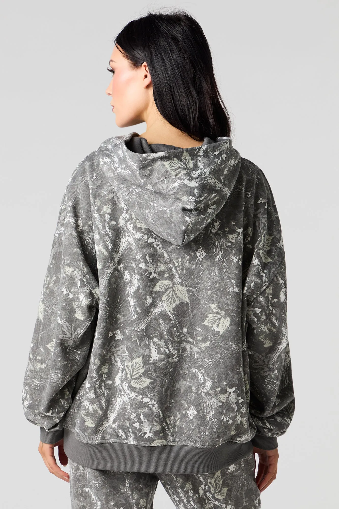 Haut à capuchon en molleton surdimensionné camouflage à broderie Darling sold by Urban Planet product image thumbnail 2