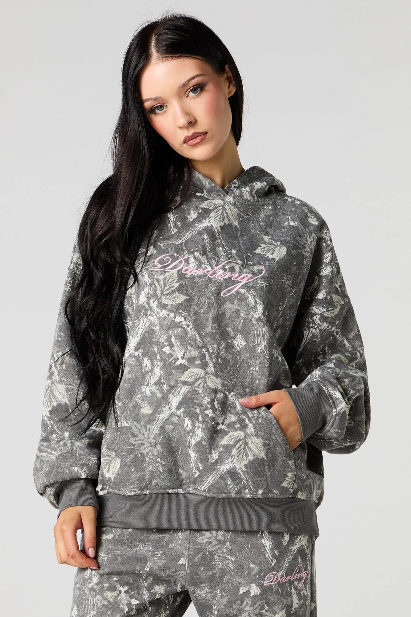 Haut à capuchon en molleton surdimensionné camouflage à broderie Darling sold by Urban Planet product image thumbnail 4