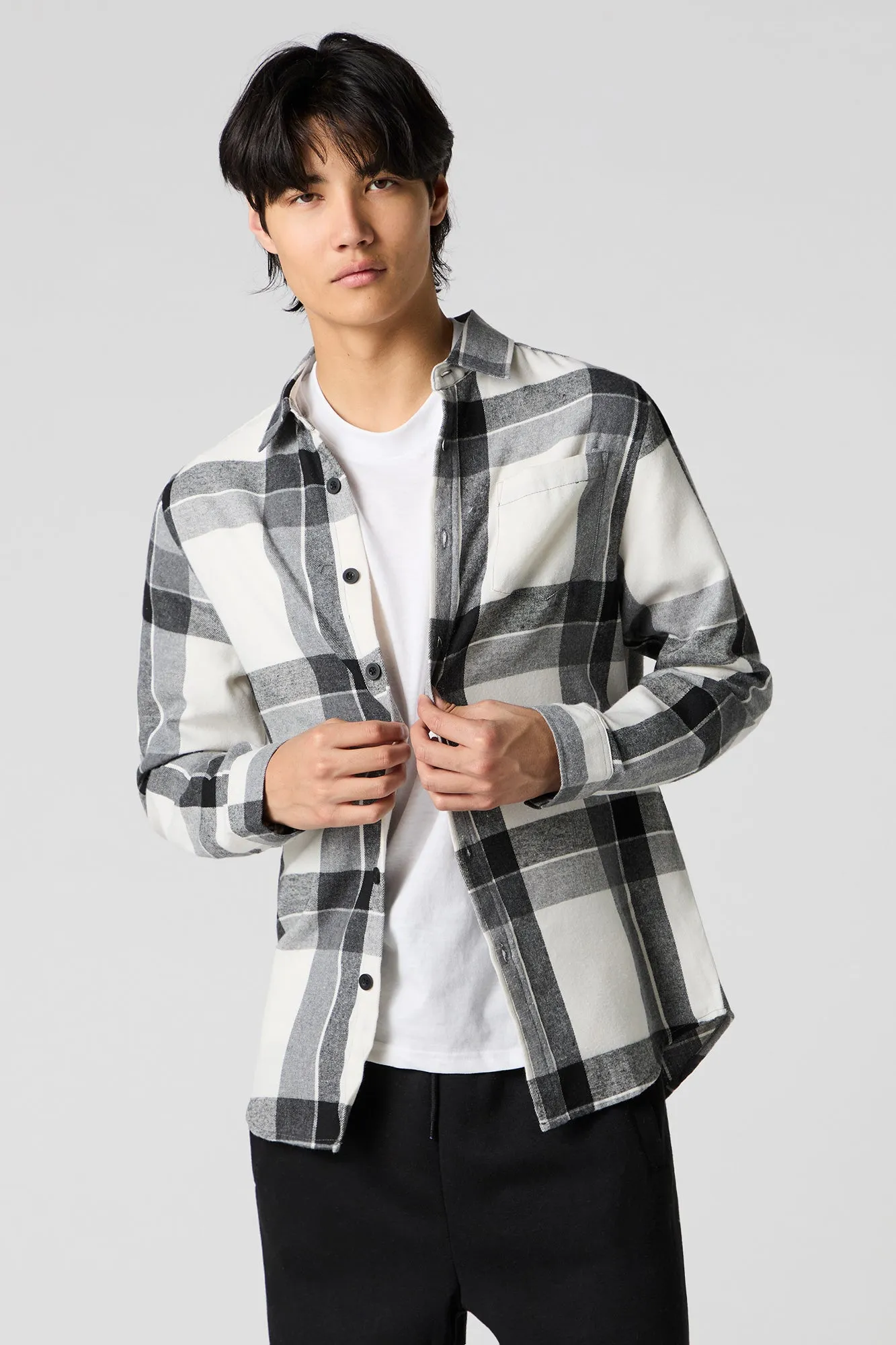 Haut boutonné à manches longues noir et blanc avec carreaux sold by Urban Planet