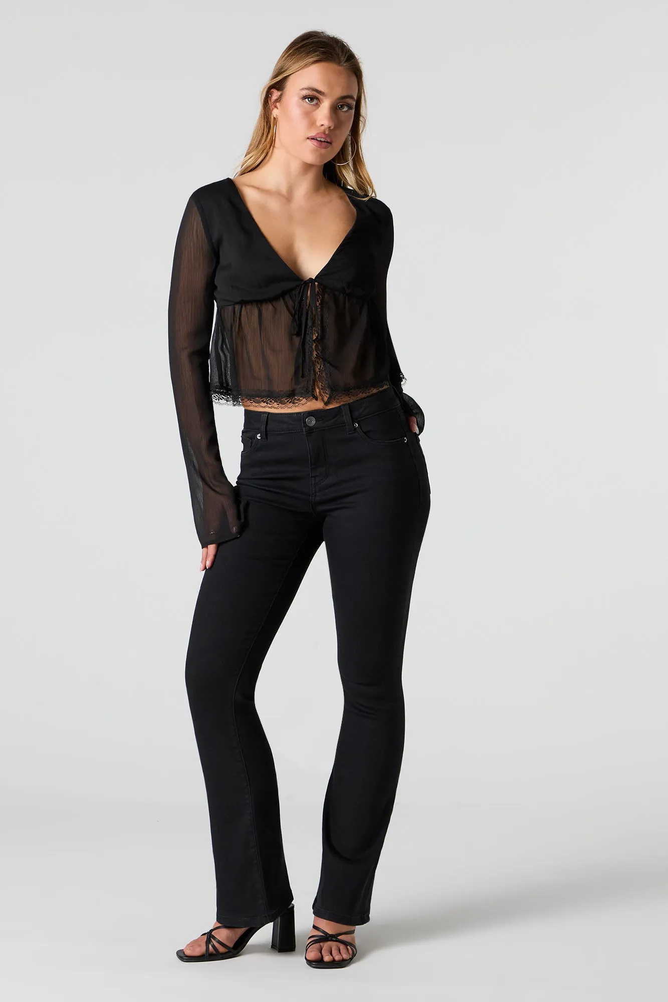 Jean évasé extensible taille basse noir sold by Urban Planet