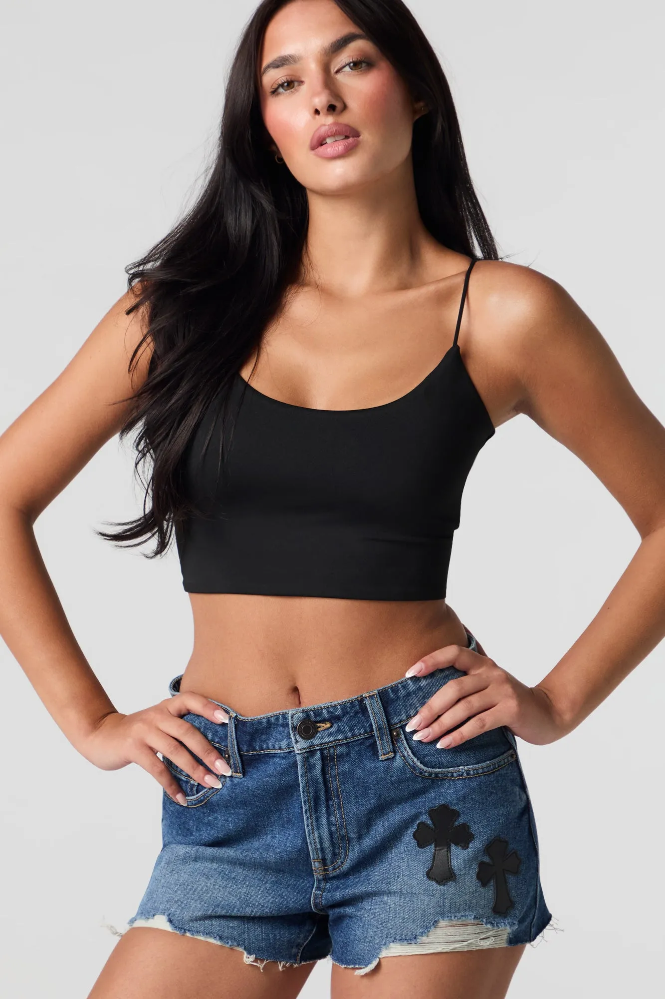 Short en denim d'aspect usé avec appliqué de croix sold by Urban Planet