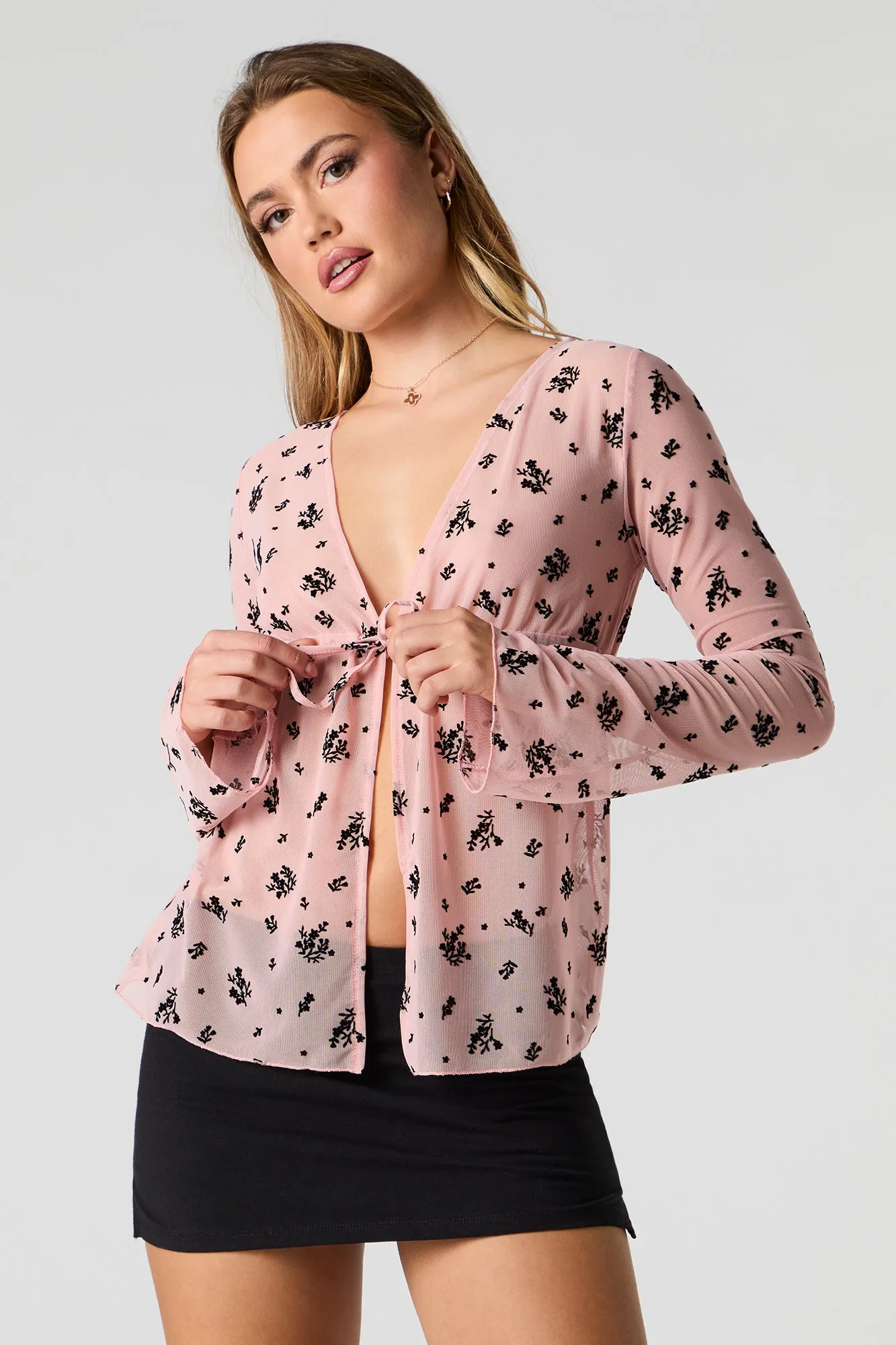 Haut en filet floqué à imprimé floral à manche longue avec attache sold by Urban Planet