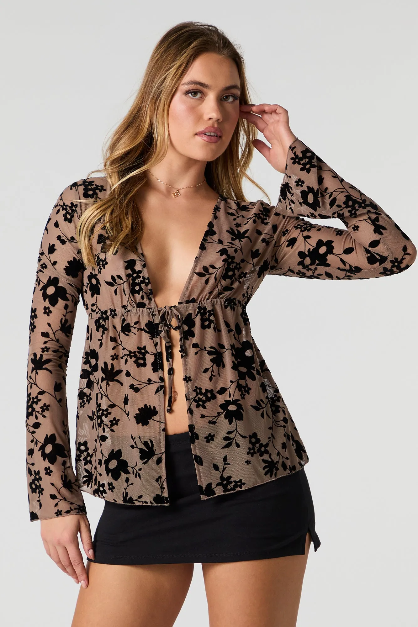 Haut en filet floqué à imprimé floral à manche longue avec attache sold by Urban Planet product image thumbnail 4