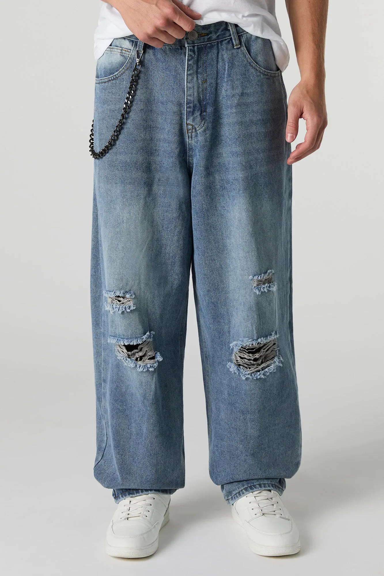 Jean baggy à effet d'usure avec chaîne sold by Urban Planet