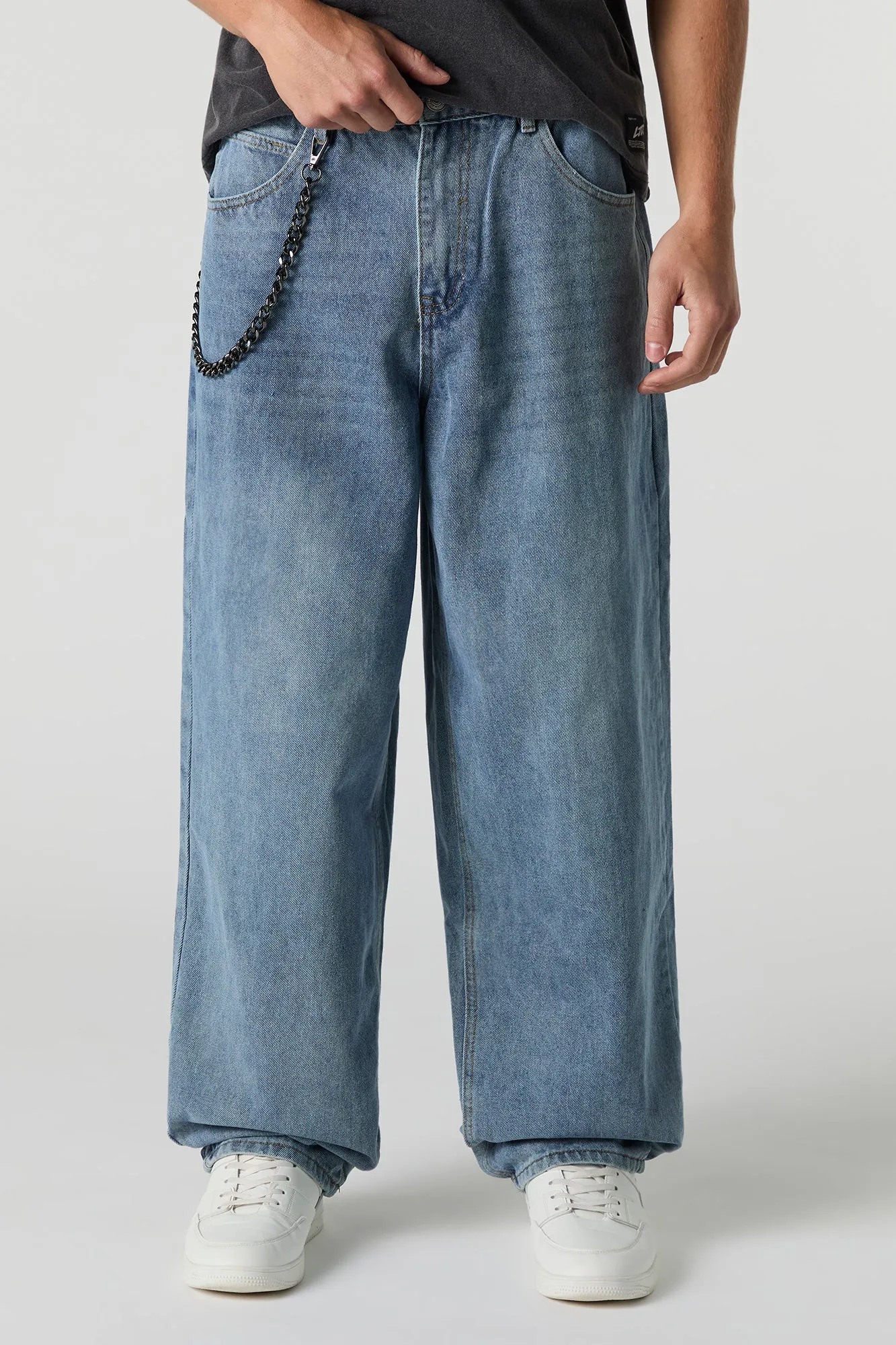 Jean baggy avec chaîne sold by Urban Planet