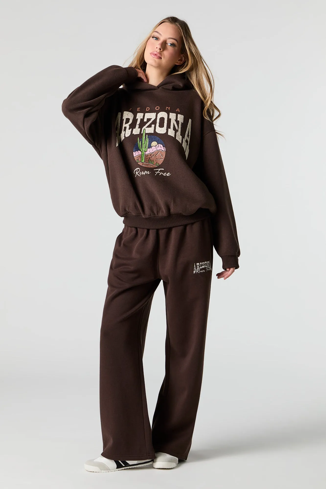 Pantalon en molleton à jambe large et imprimé Destination sold by Urban Planet product image thumbnail 2