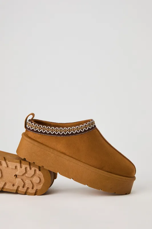 Pantoufles-bottillons plateforme en similisuède avec motif brodé sold by Urban Planet