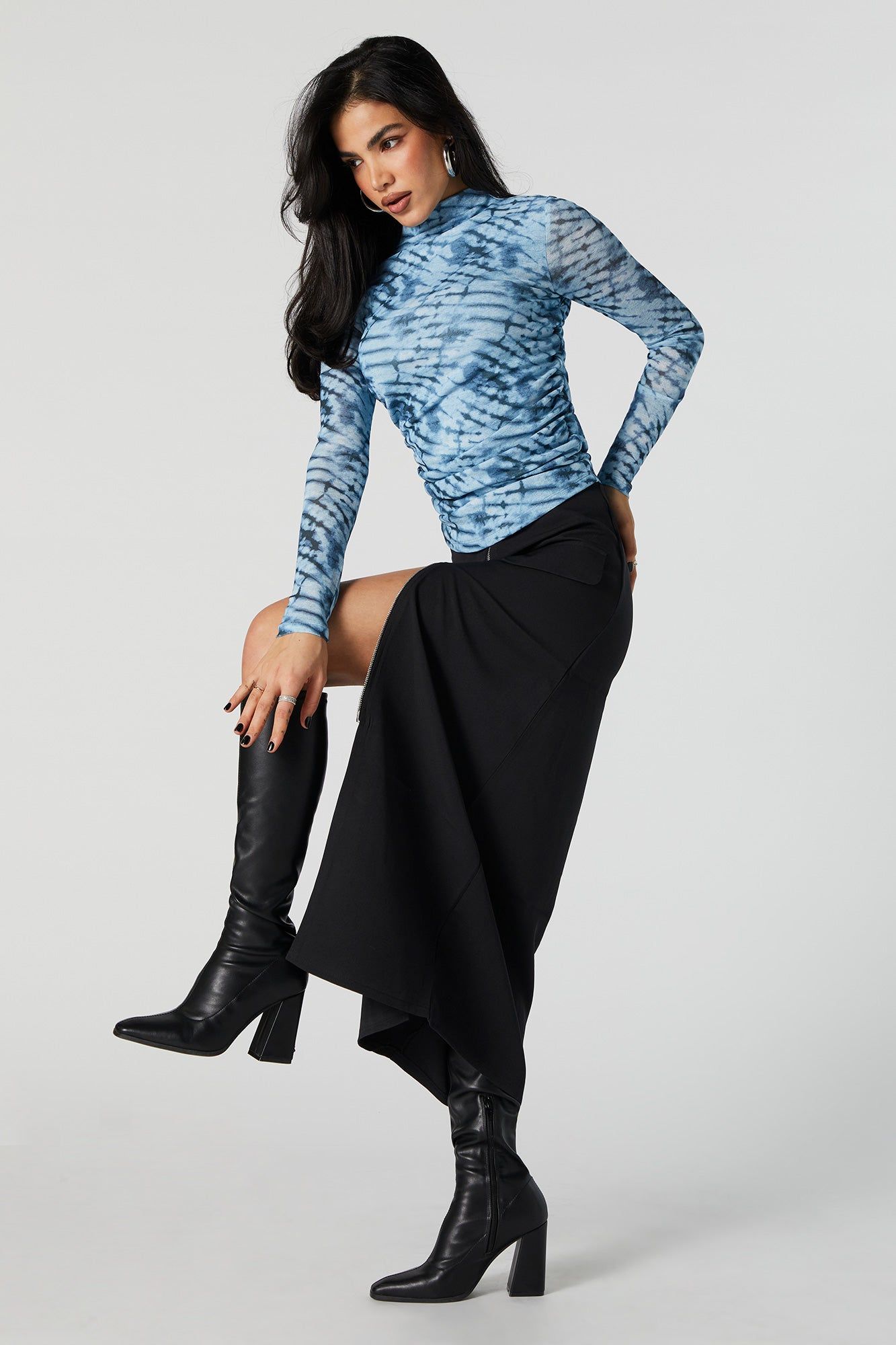 Haut ruché noué-teint à manches longues avec col cheminée sold by Urban Planet product image thumbnail 3