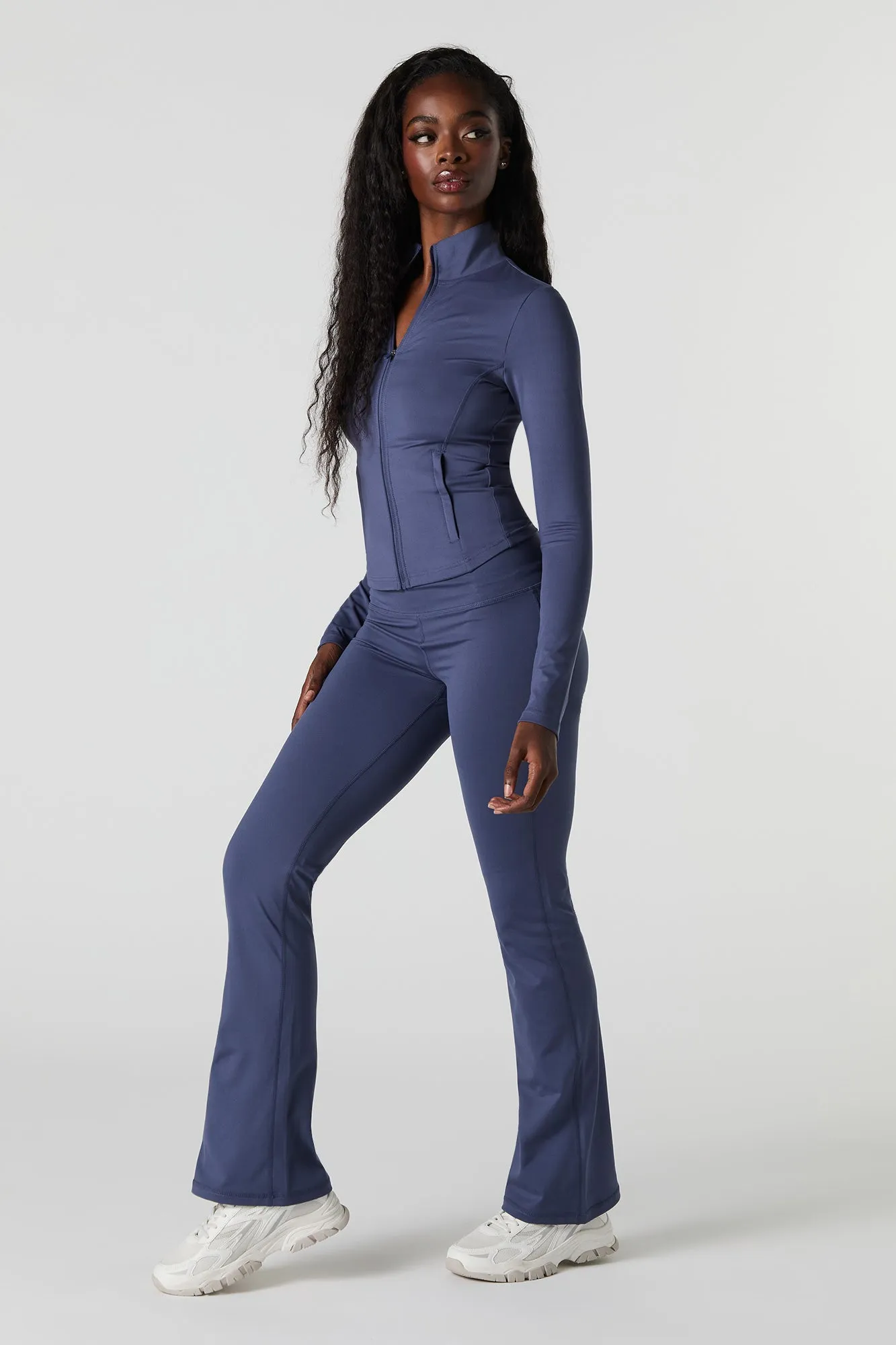 Pantalon à jambe évasée et poche arrière Active sold by Urban Planet