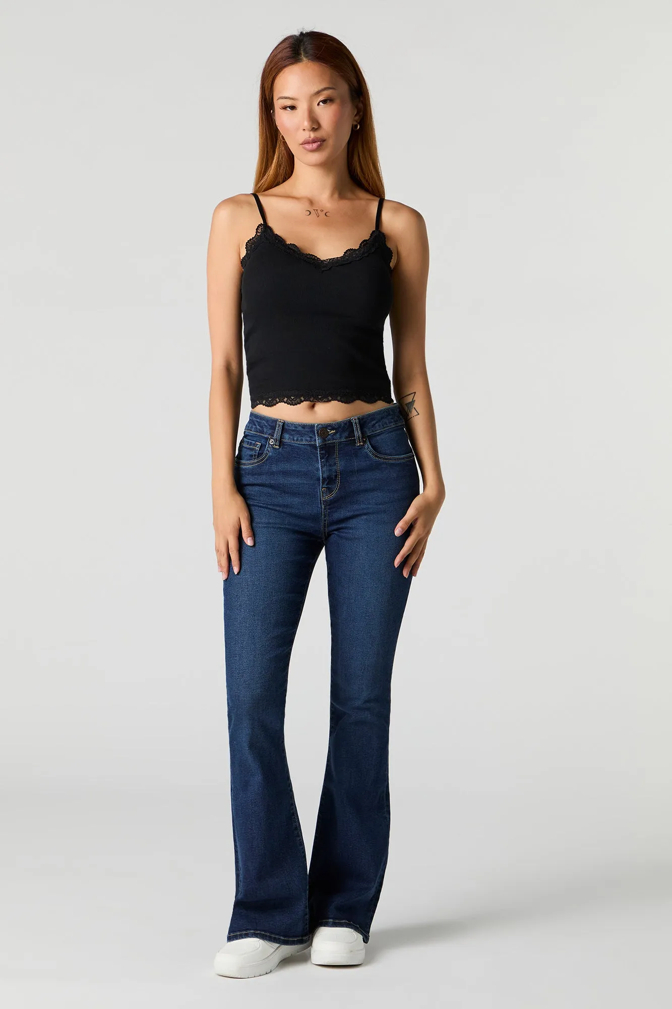 Camisole côtelée à bonnets intégrés avec bordure en dentelle et col en V sold by Urban Planet product image thumbnail 4