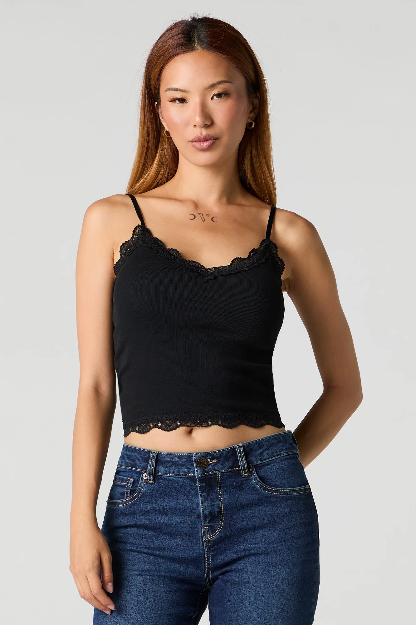 Camisole côtelée à bonnets intégrés avec bordure en dentelle et col en V sold by Urban Planet product image thumbnail 2