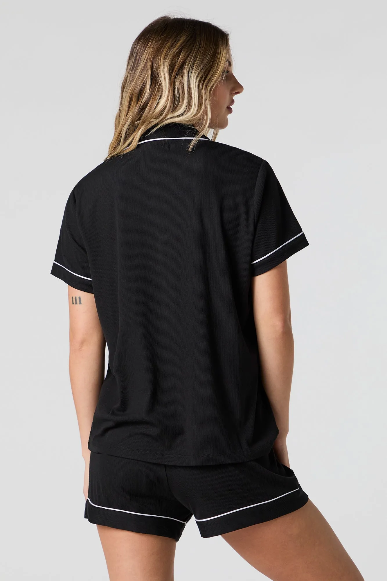 Ensemble pyjama avec haut boutonné côtelé et short sold by Urban Planet product image thumbnail 3