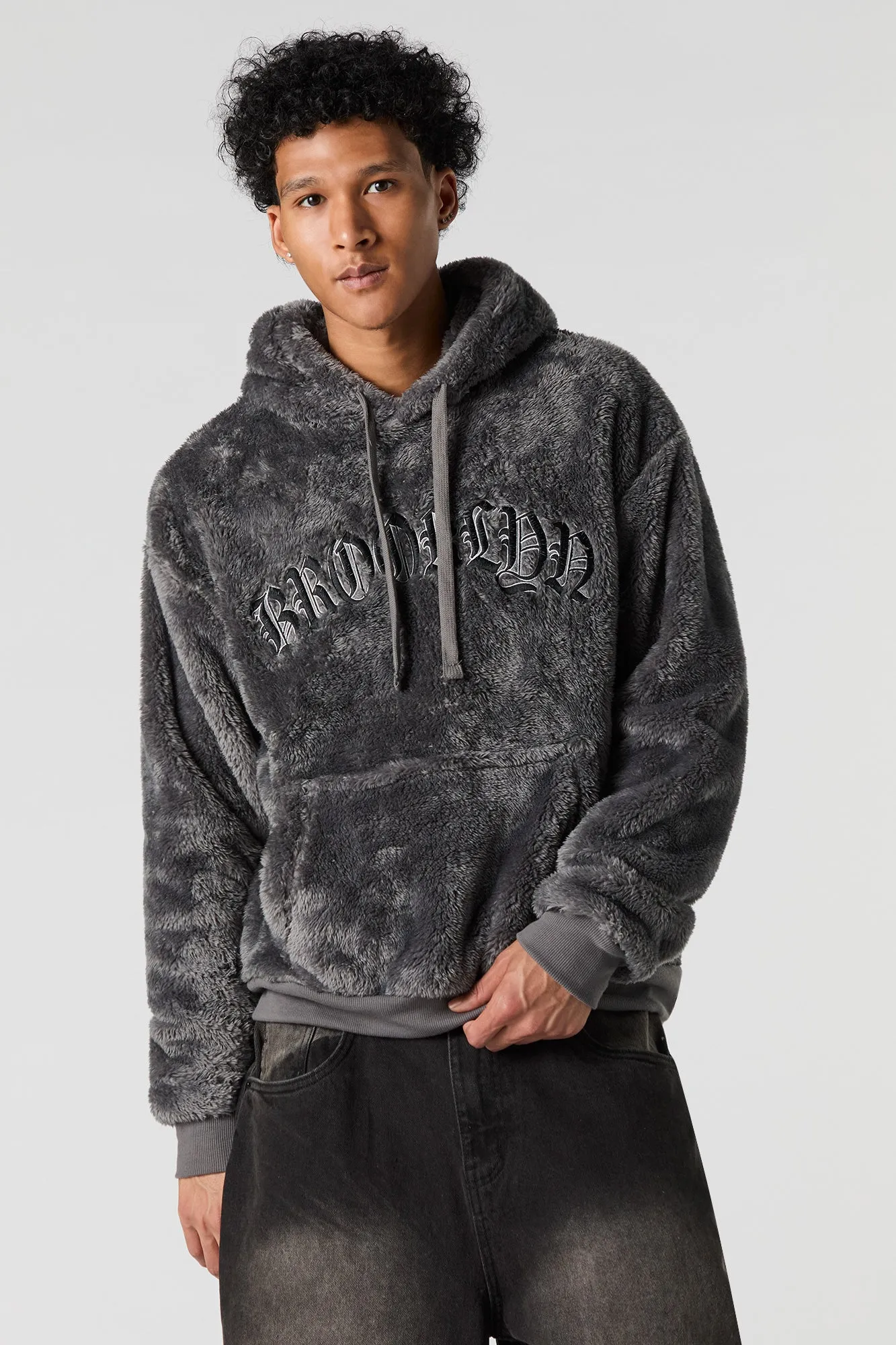 Haut à capuchon en similifourrure avec motif brodé Destination sold by Urban Planet product image thumbnail 5