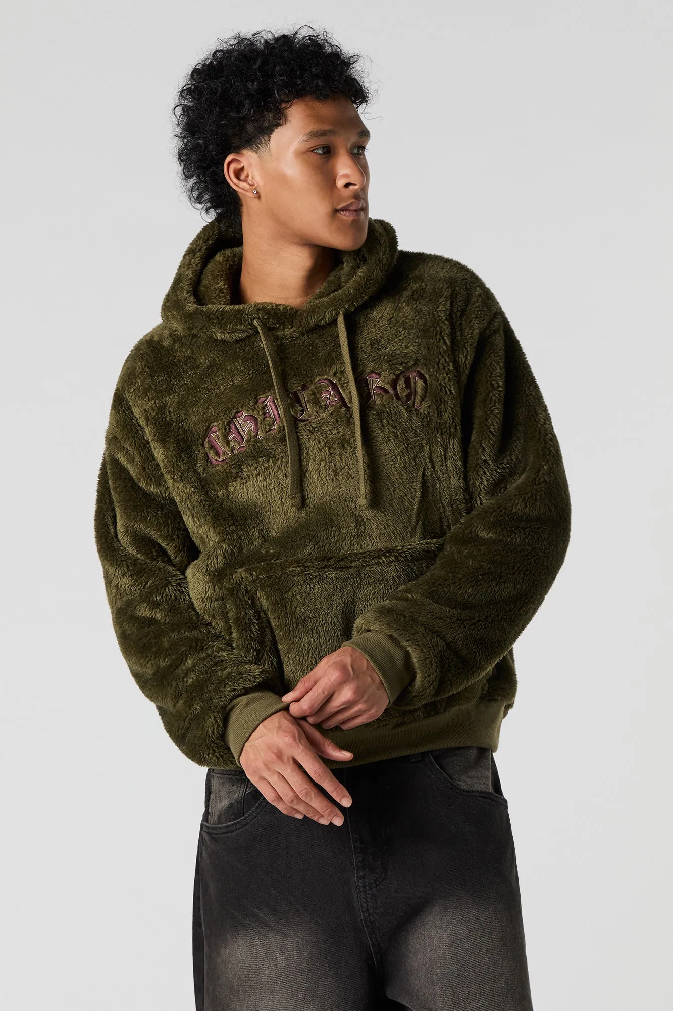 Haut à capuchon en similifourrure avec motif brodé Destination sold by Urban Planet