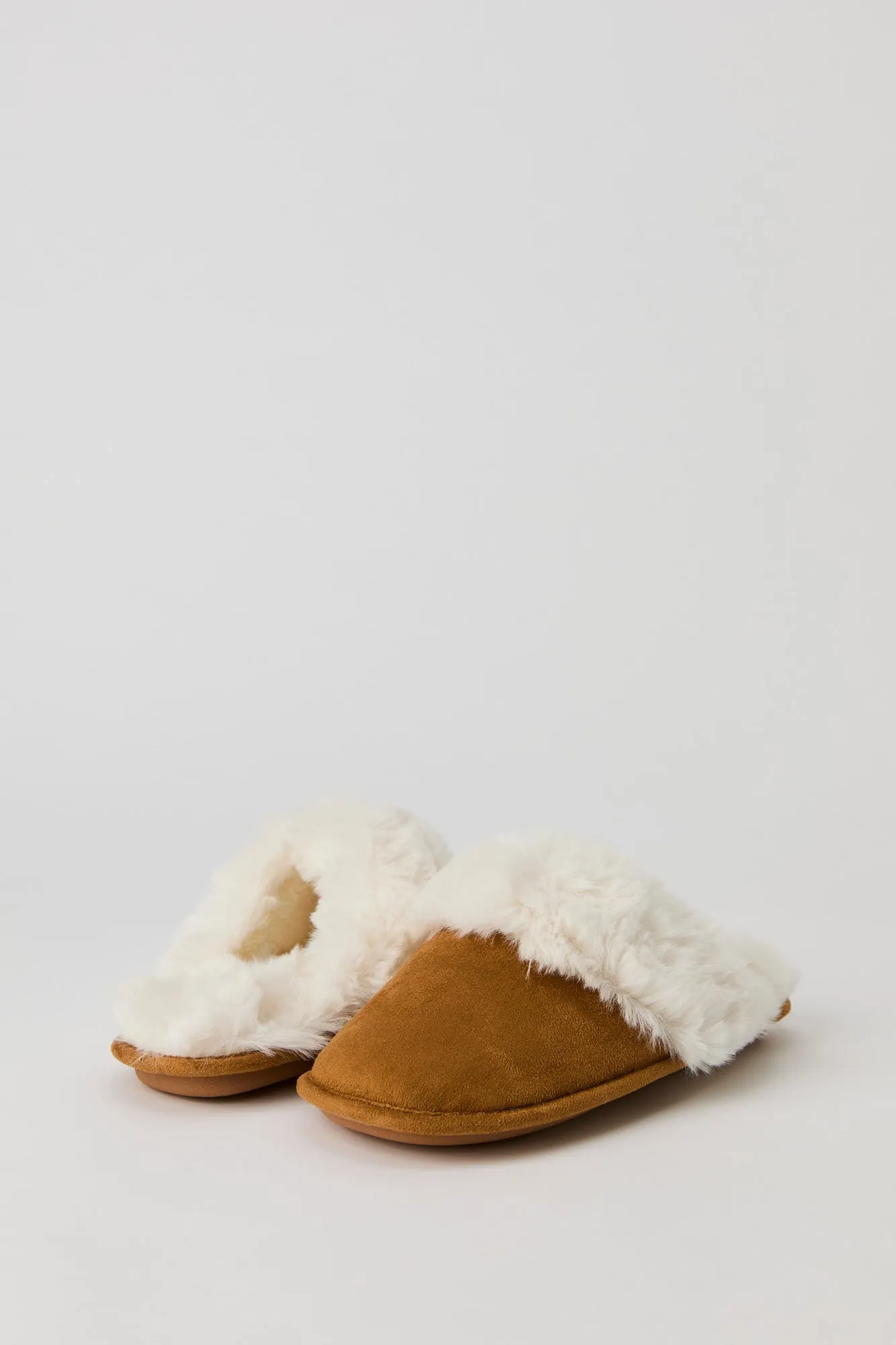 Pantoufles avec bord en similifourrure sold by Urban Planet