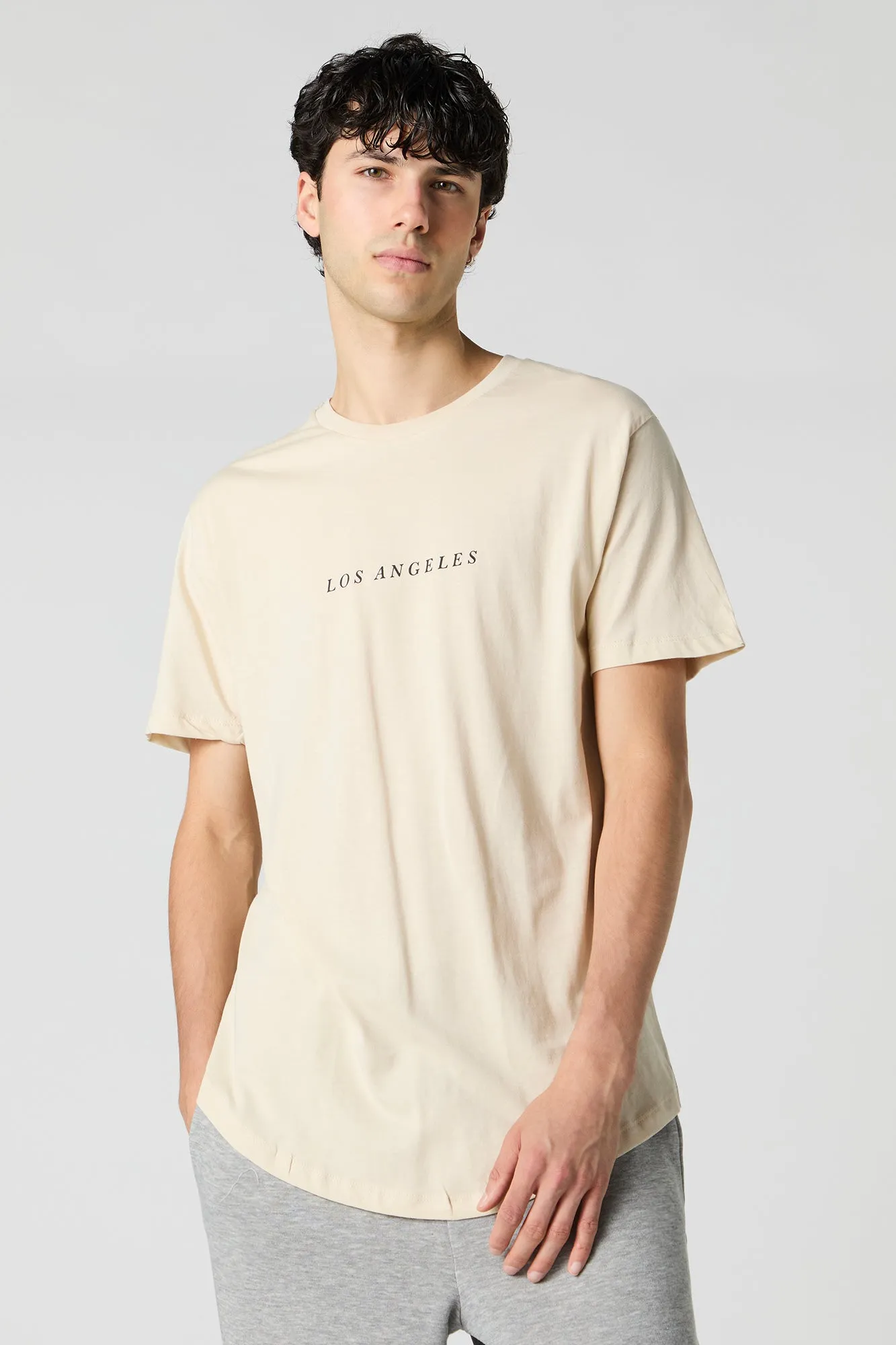 T-shirt imprimé avec ourlet arrondi sold by Urban Planet