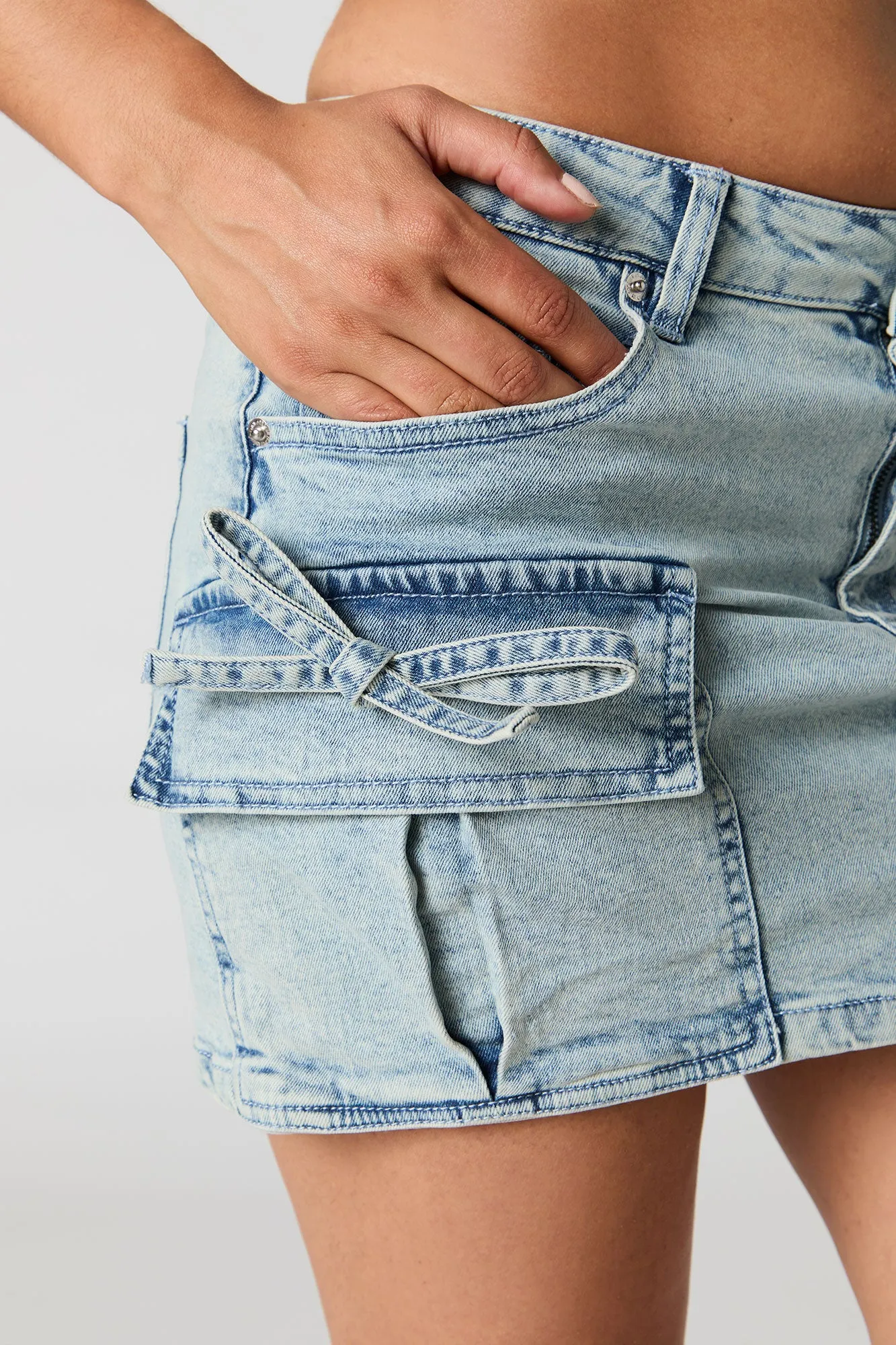 Minijupe cargo en denim à taille basse sold by Urban Planet product image thumbnail 4