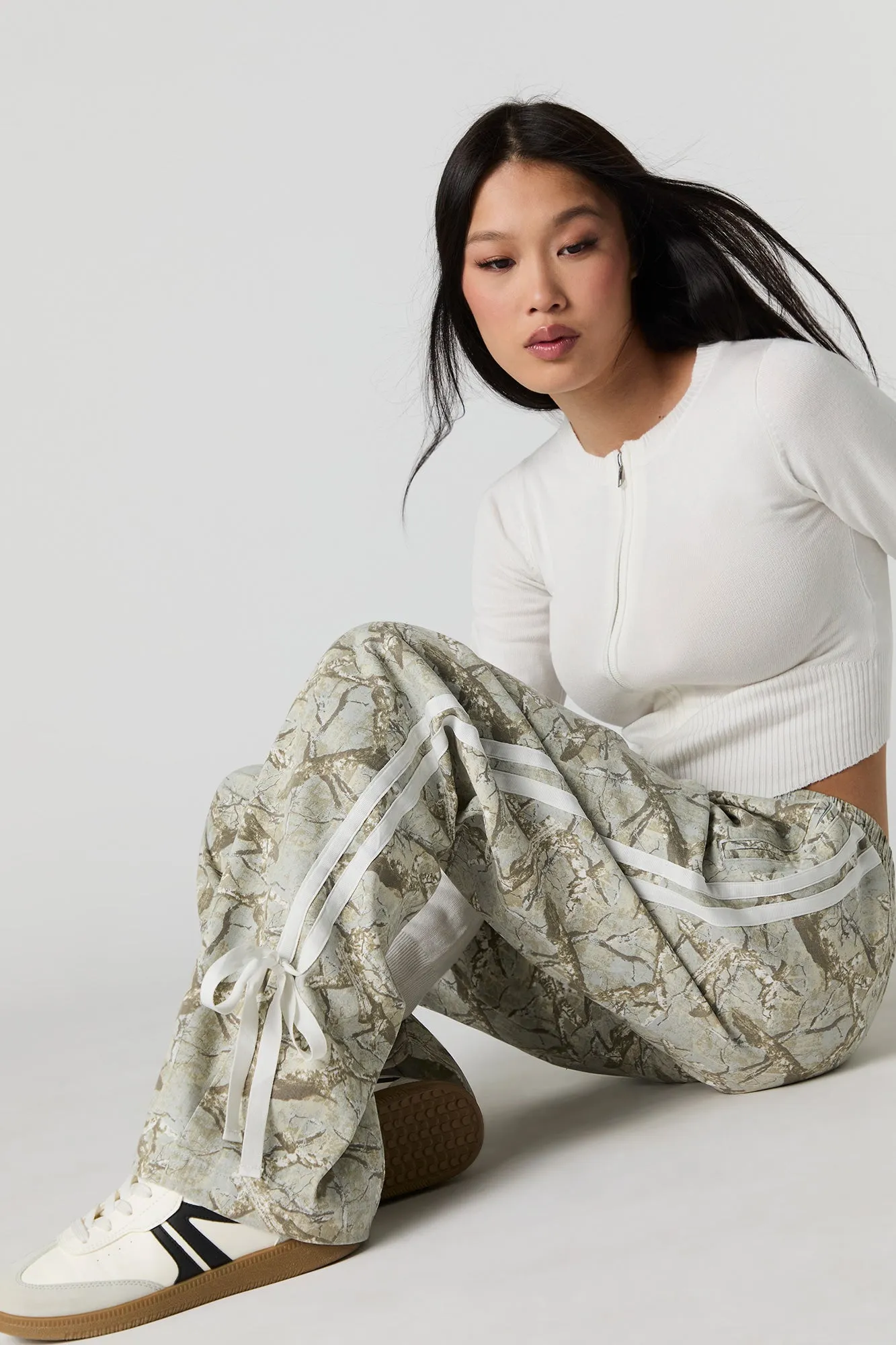 Pantalon large imprimé à nouer sur le côté sold by Urban Planet