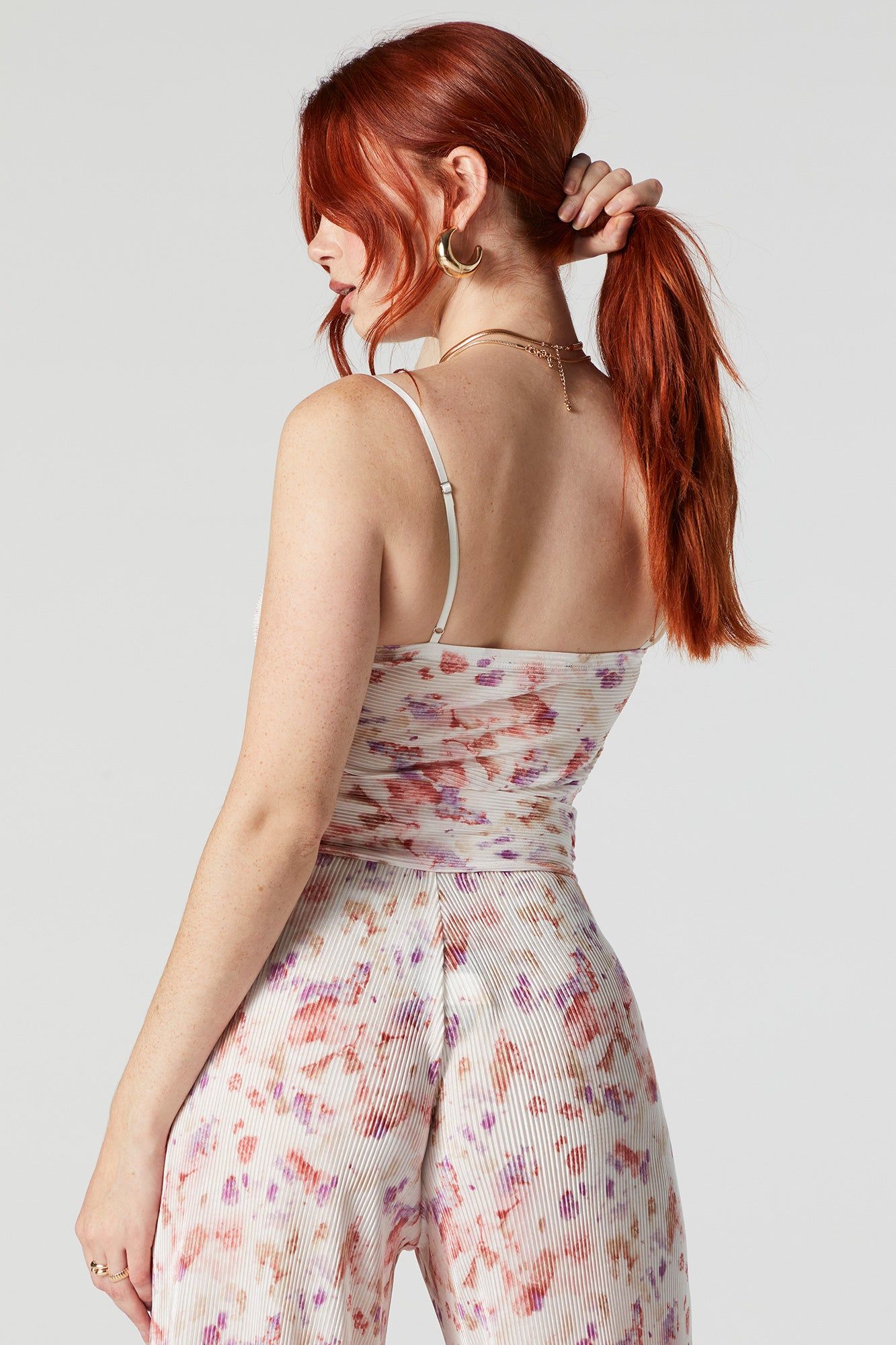 Débardeur torsadé fleuri court à encolure en V sold by Urban Planet product image thumbnail 2