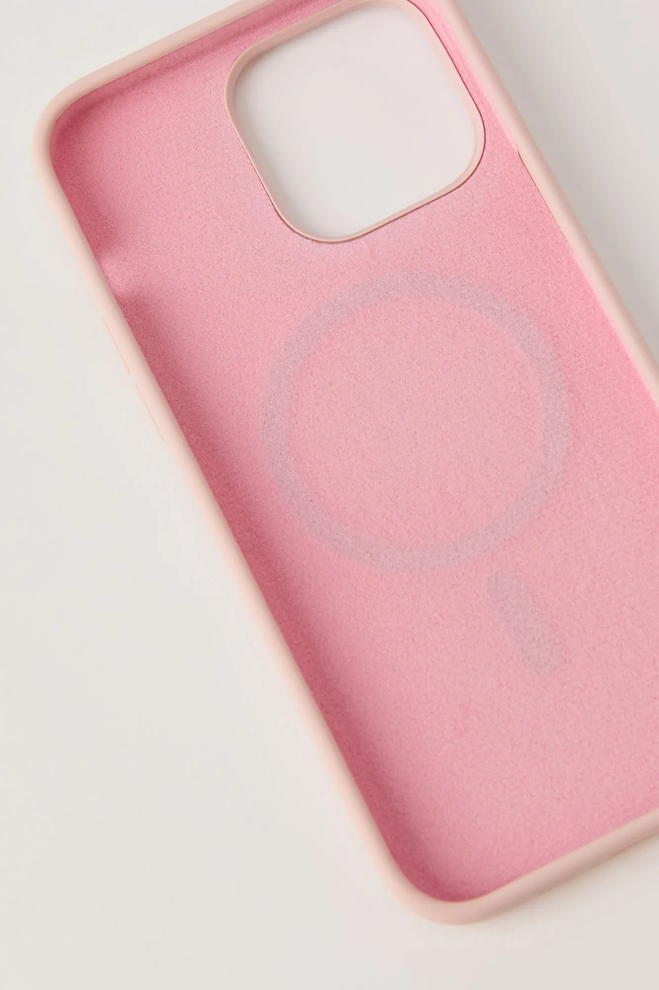 Étui de cellulaire en silicone pour iPhone 14 MagSafe sold by Urban Planet product image thumbnail 3