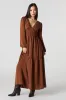 Robe maxi fluide à manche longue et col en V sold by Urban Planet