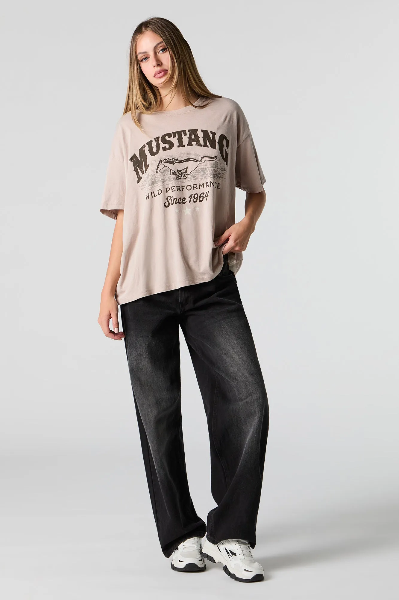 T-shirt de coupe garçonne délavé à imprimé Ford Mustang 1964 sold by Urban Planet product image thumbnail 2