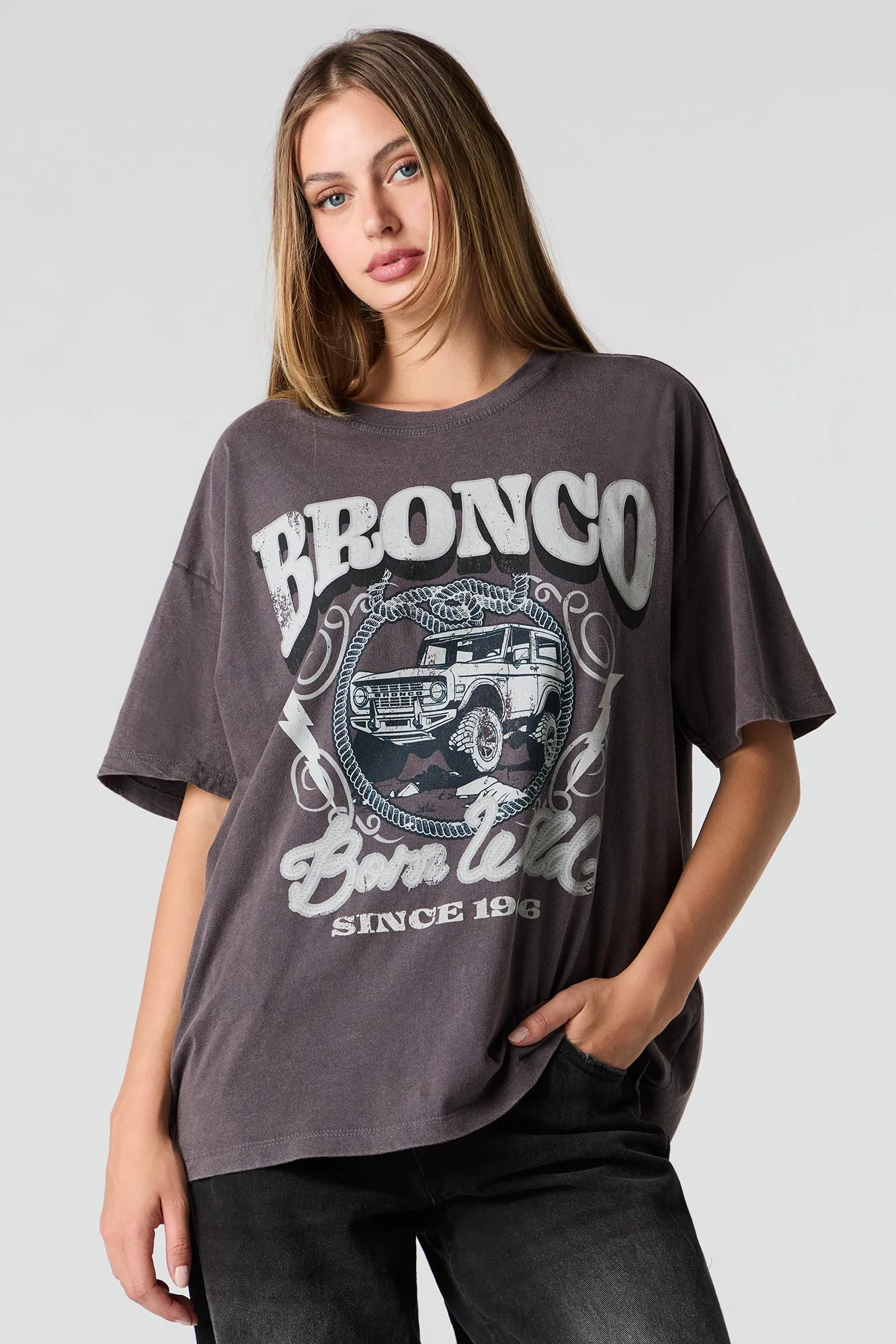 T-shirt de coupe garçonne délavé à imprimé Ford Bronco sold by Urban Planet