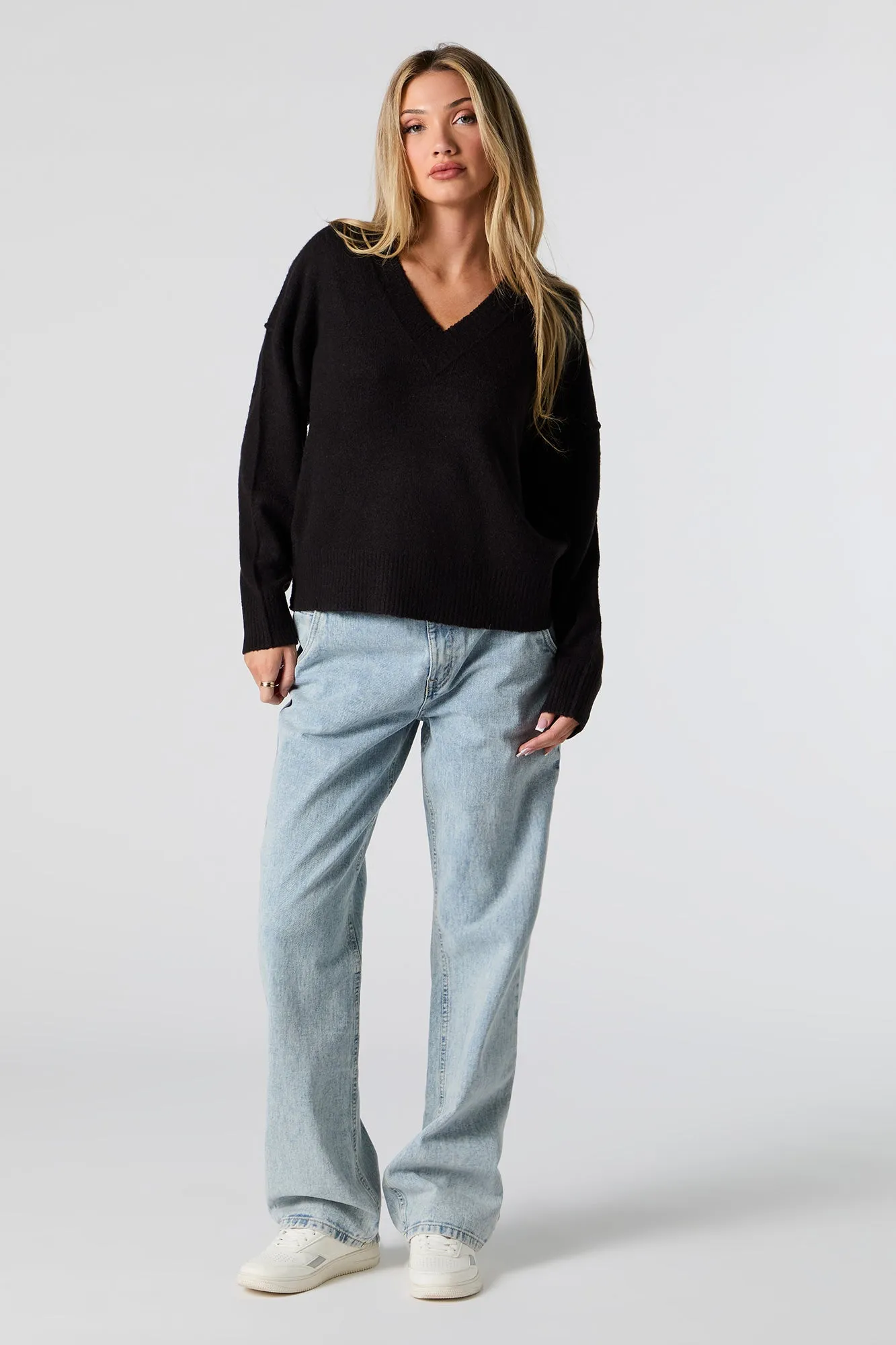 Chandail en tricot pelucheux à encolure en V sold by Urban Planet product image thumbnail 4